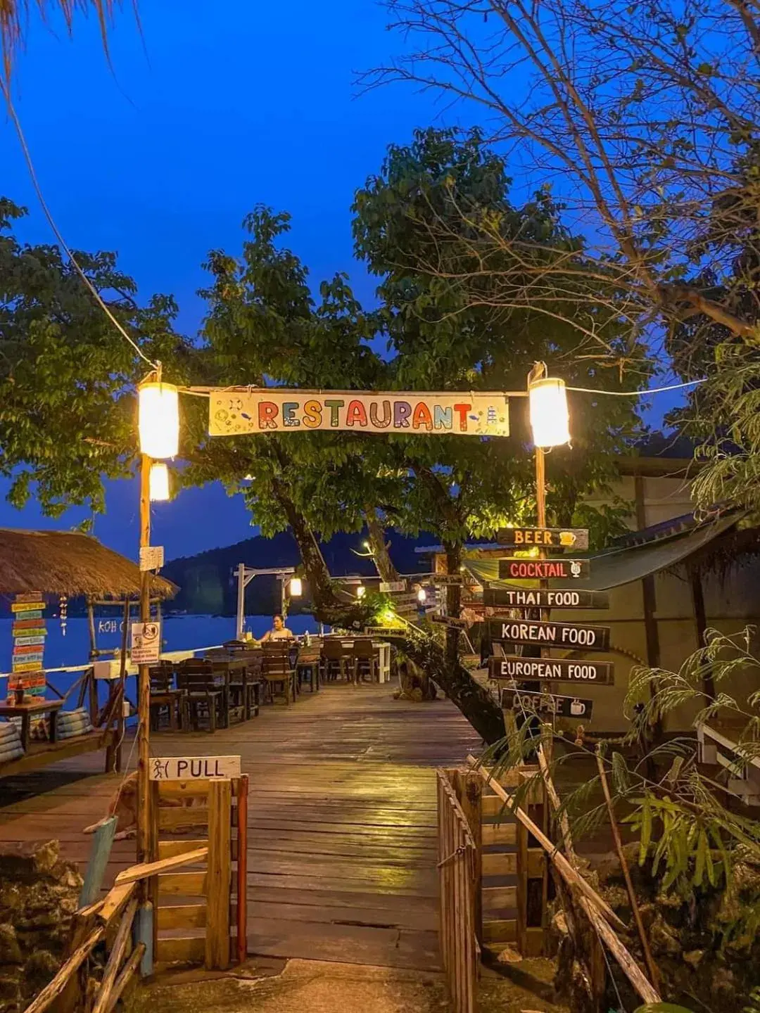 Restaurant/places to eat in Kohchang 7 seaview bungalow Restaurant/places to eat in Kohchang 7 seaview bungalow