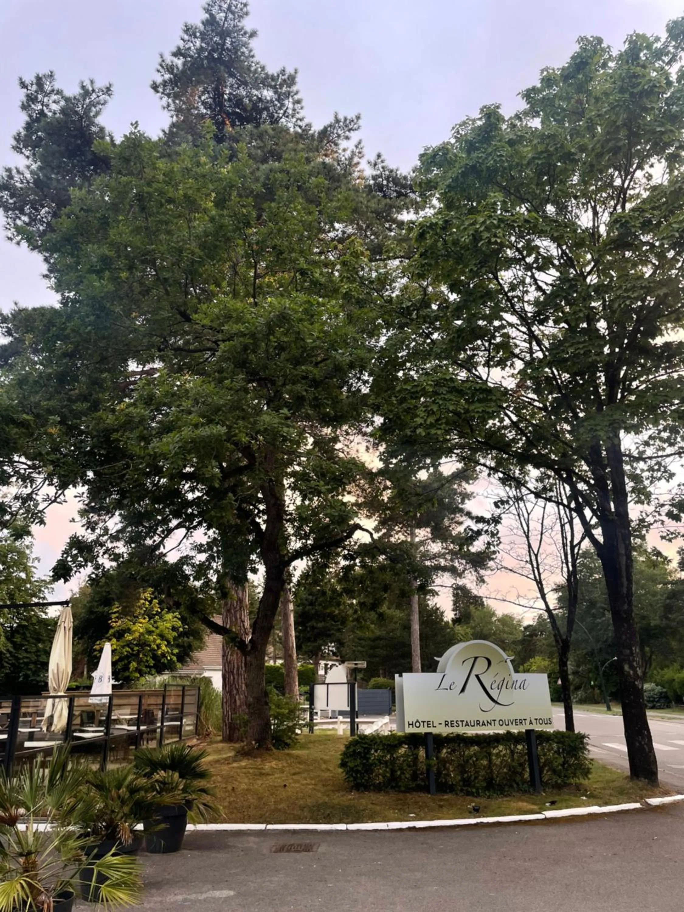 Property building in Le Regina Hôtel restaurant