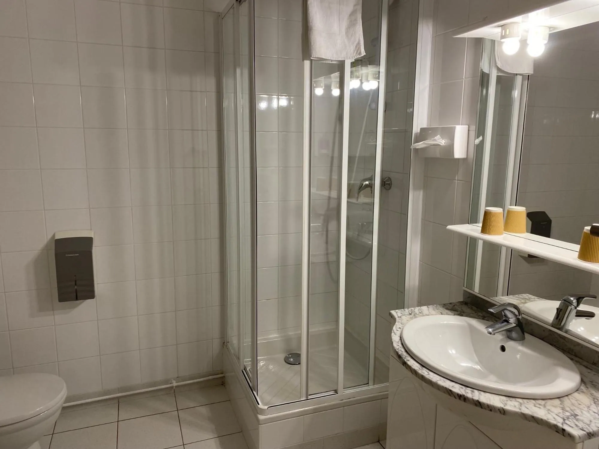 Shower in Le Regina Hôtel restaurant