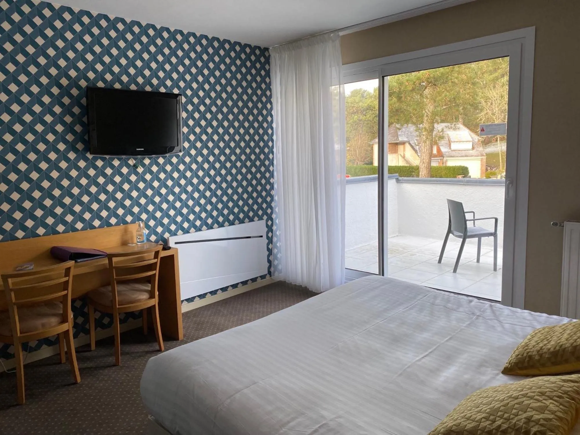 Property building, Bed in Le Regina Hôtel restaurant