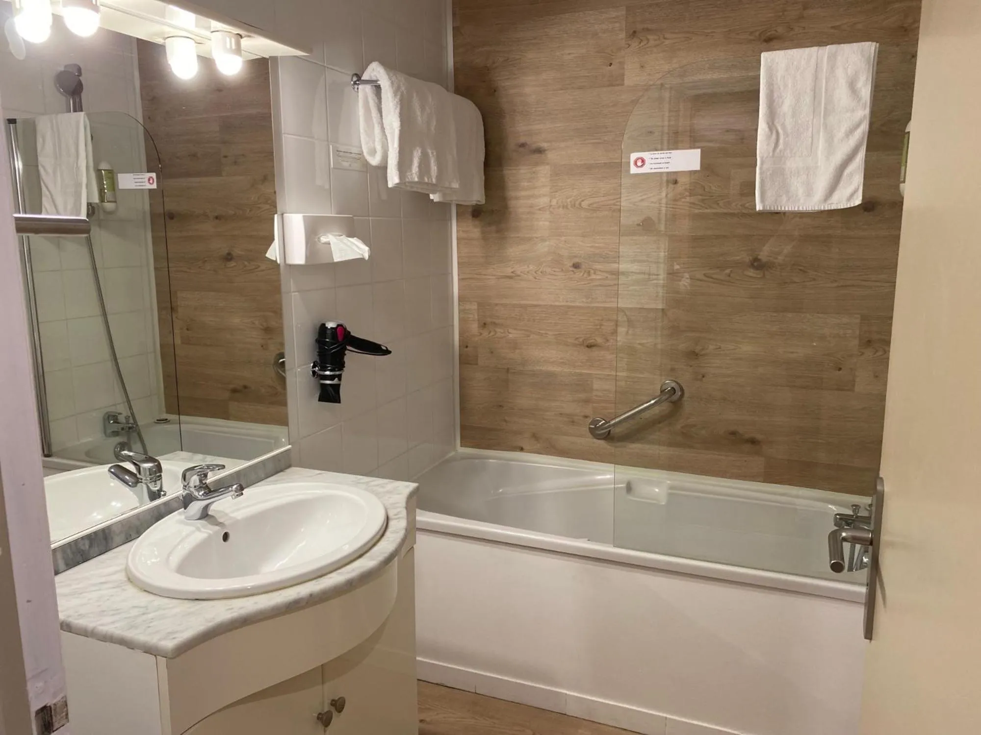 Shower in Le Regina Hôtel restaurant