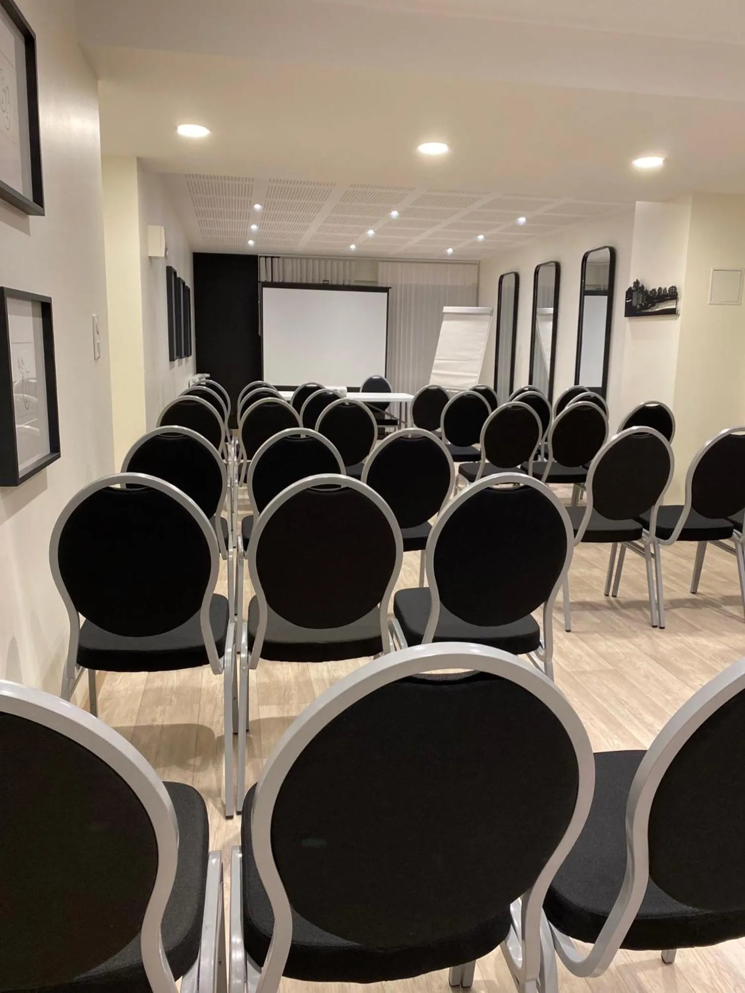 Meeting/conference room in Le Regina Hôtel restaurant