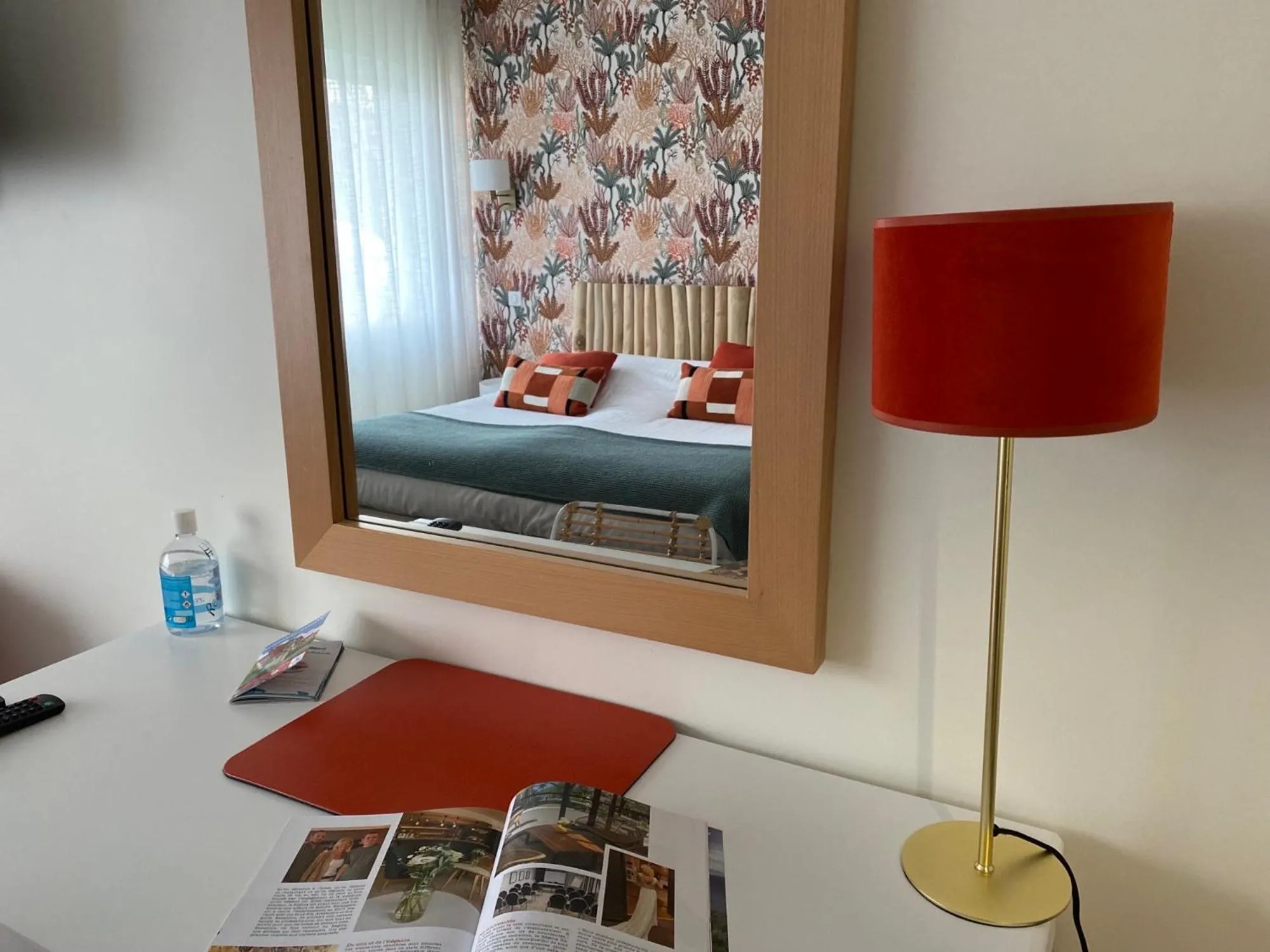 Bedroom, Bed in Le Regina Hôtel restaurant