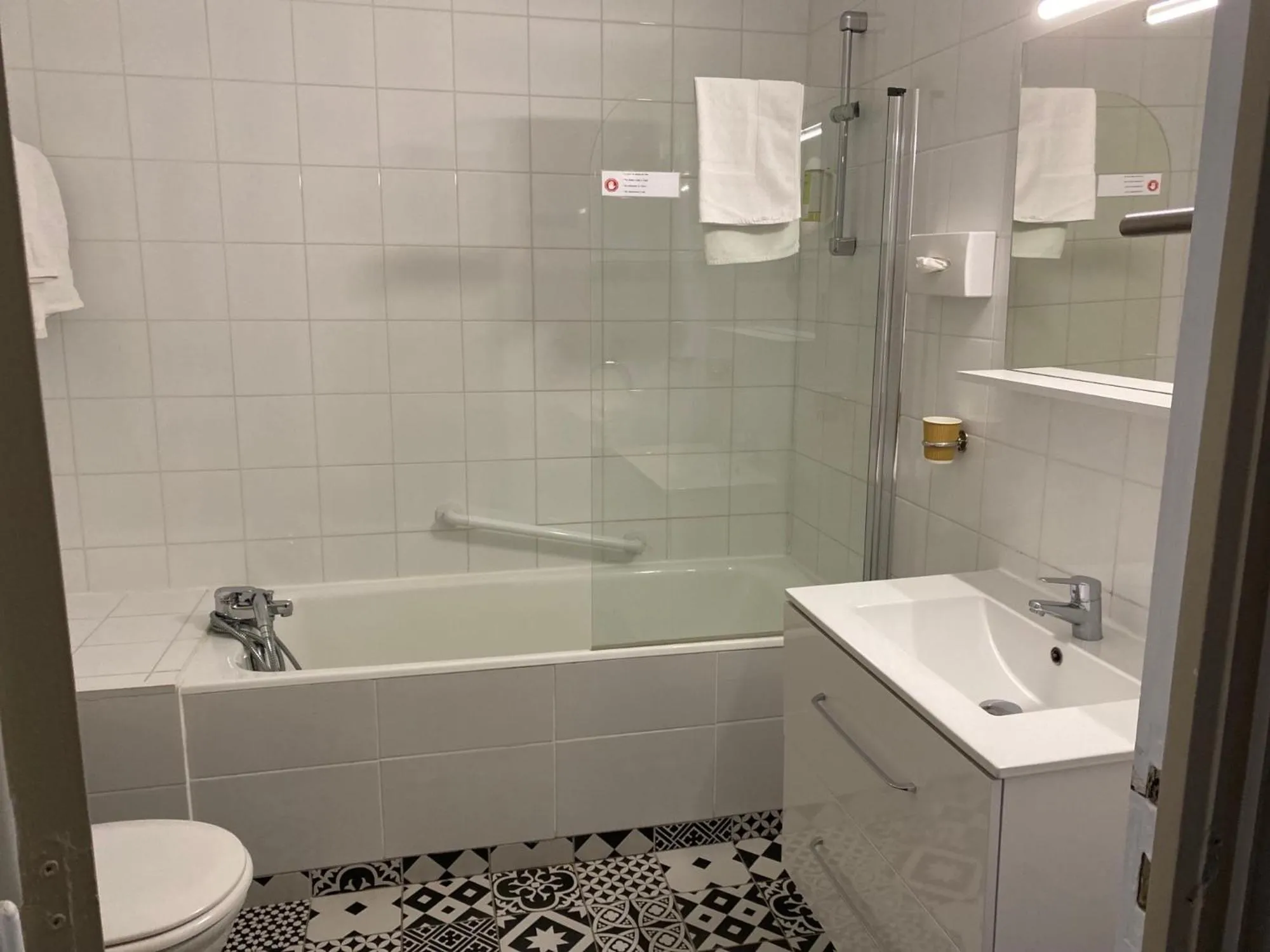 Toilet in Le Regina Hôtel restaurant