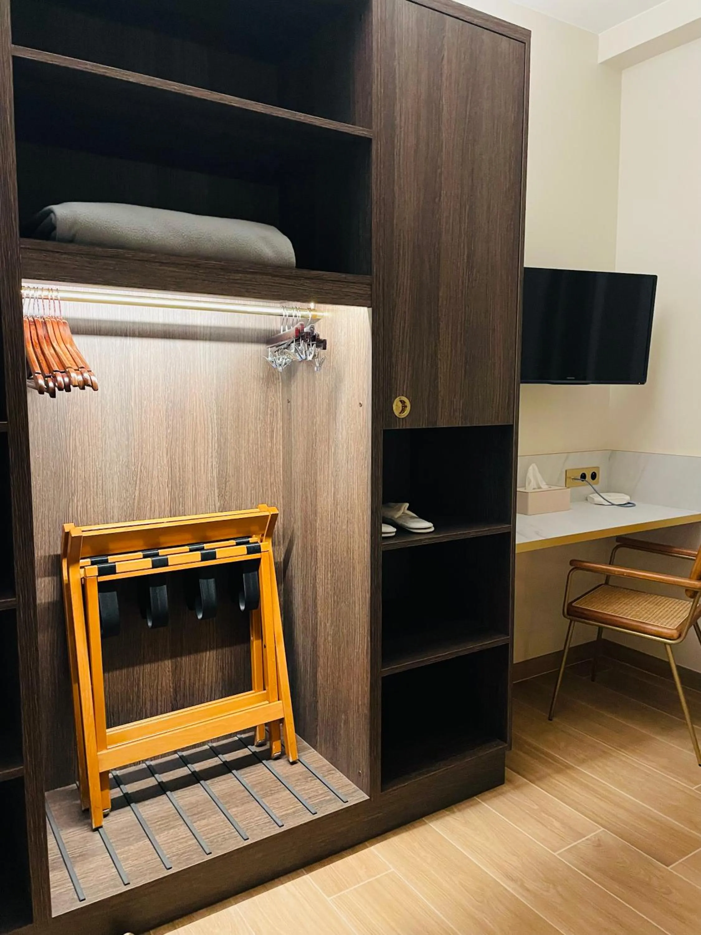 wardrobe in Les Sables Blancs