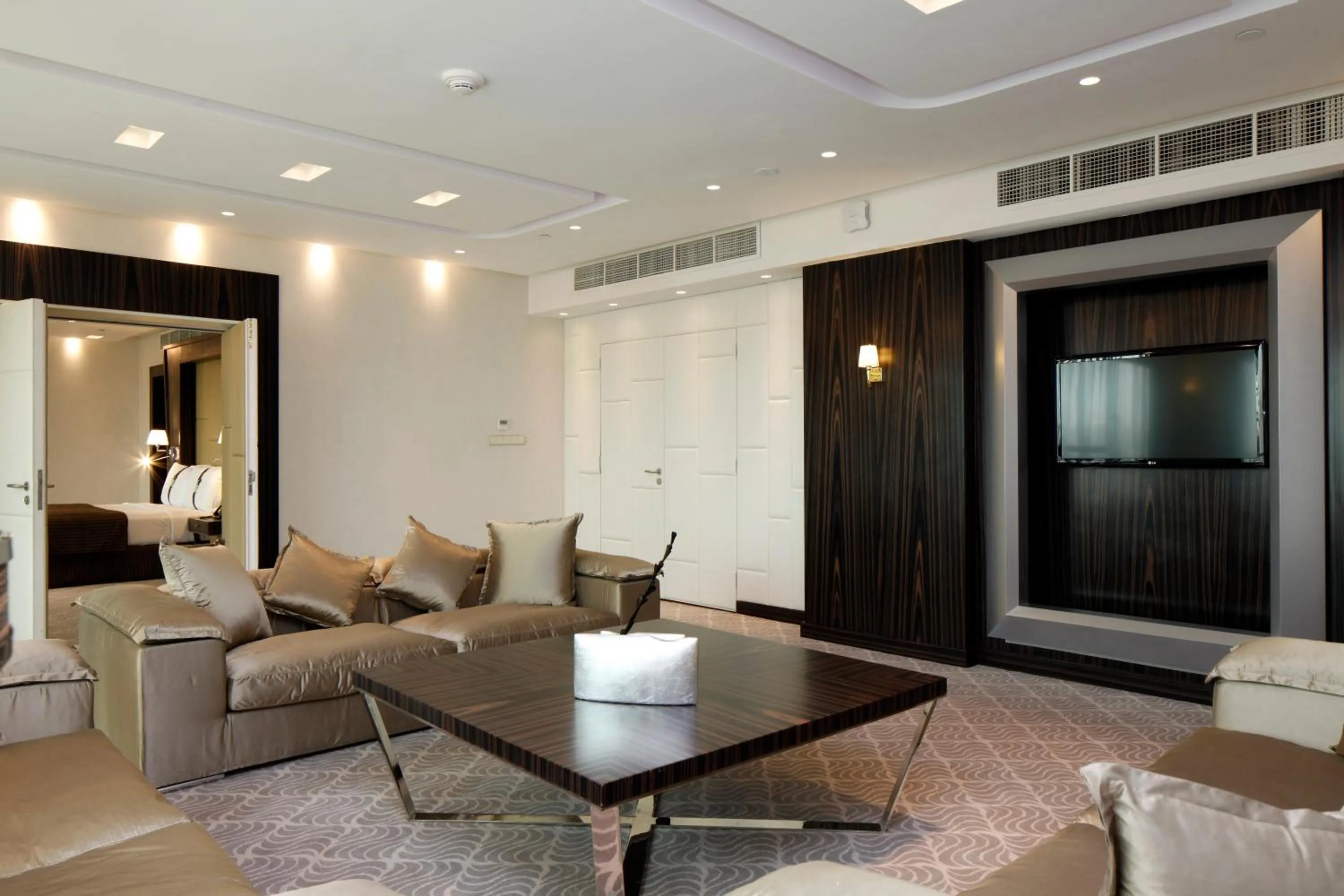 Photo of the whole room, Seating Area in Holiday Inn Meydan, an IHG Hotel