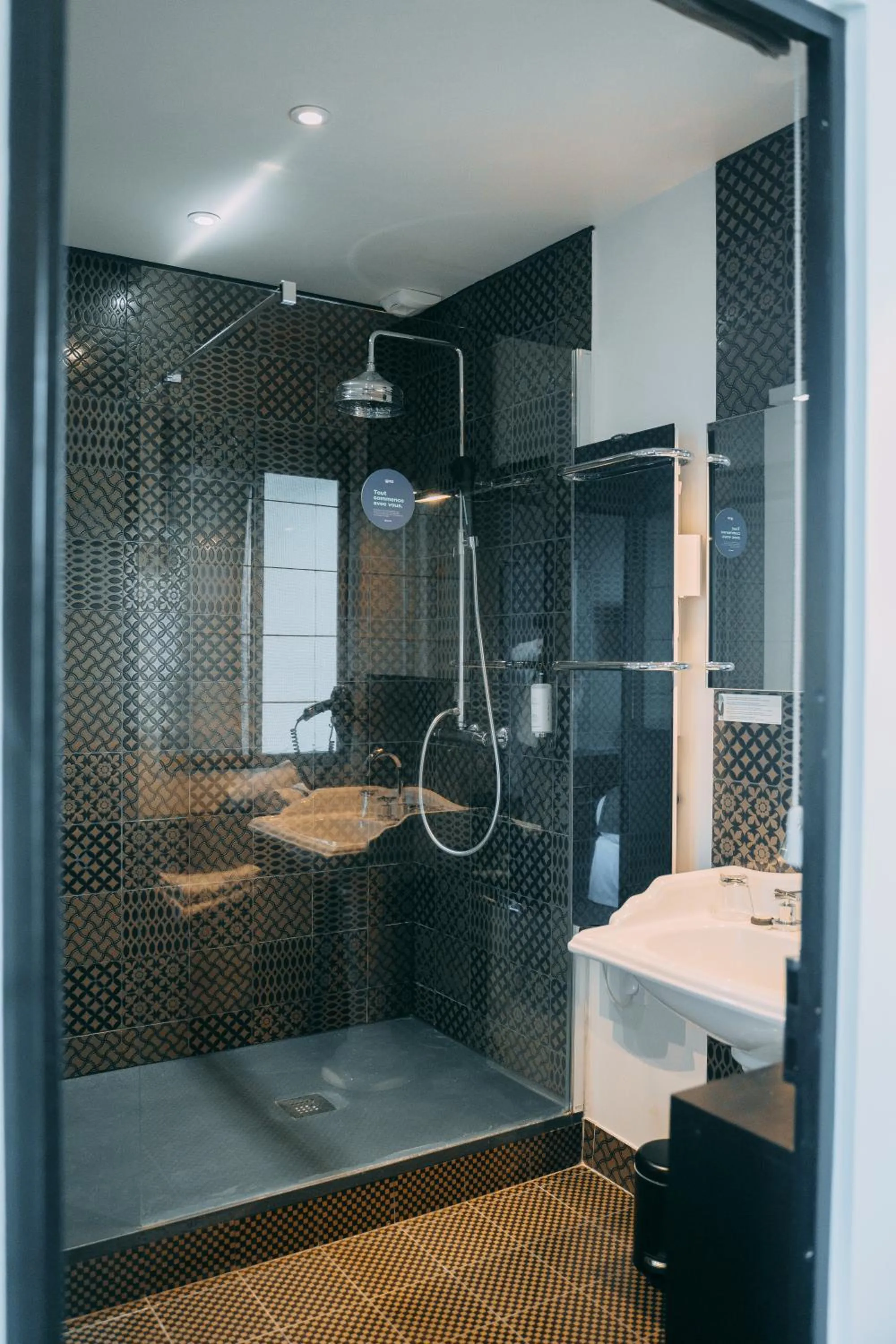 Shower in Hôtel Les Agapanthes-Logis Hôtel