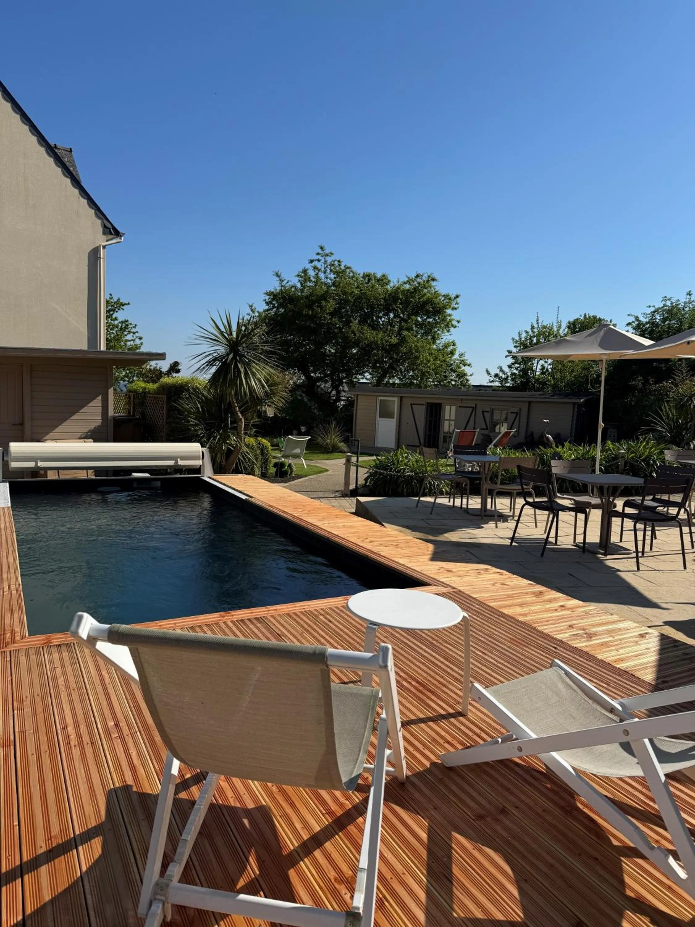 Patio in Hôtel Les Agapanthes-Logis Hôtel