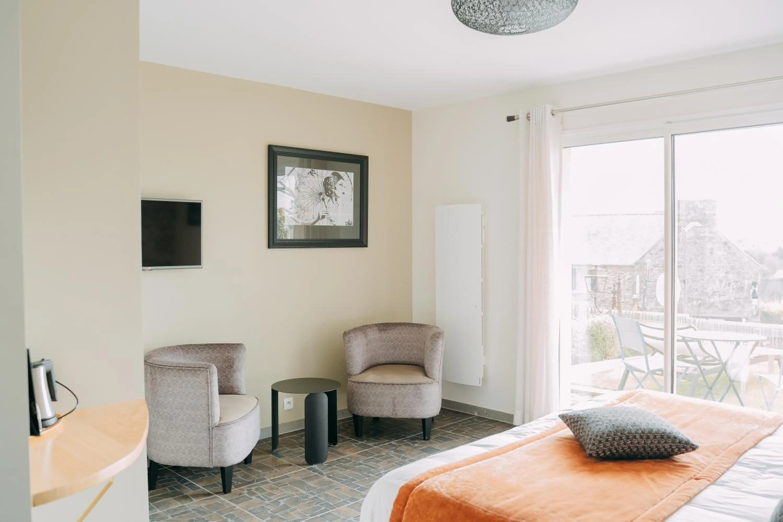 Bed in Hôtel Les Agapanthes-Logis Hôtel