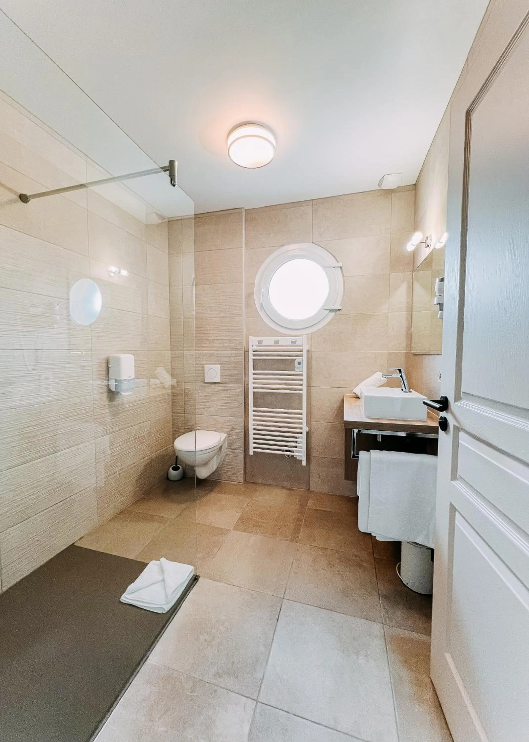 Shower in Hôtel Les Agapanthes-Logis Hôtel