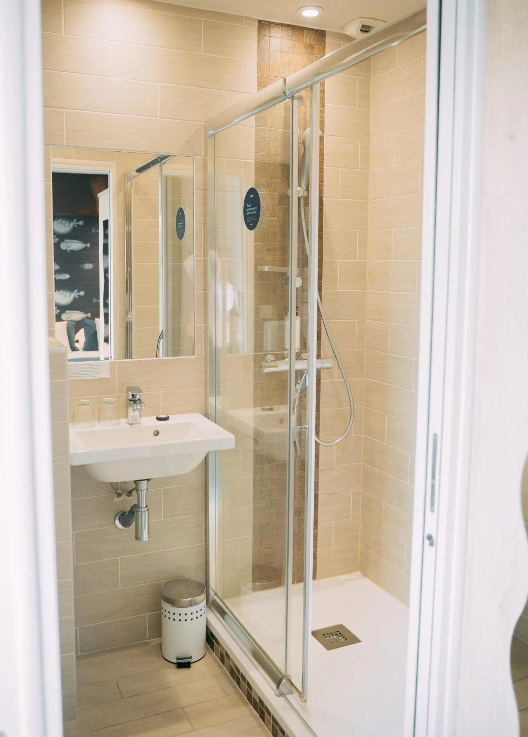 Shower in Hôtel Les Agapanthes-Logis Hôtel