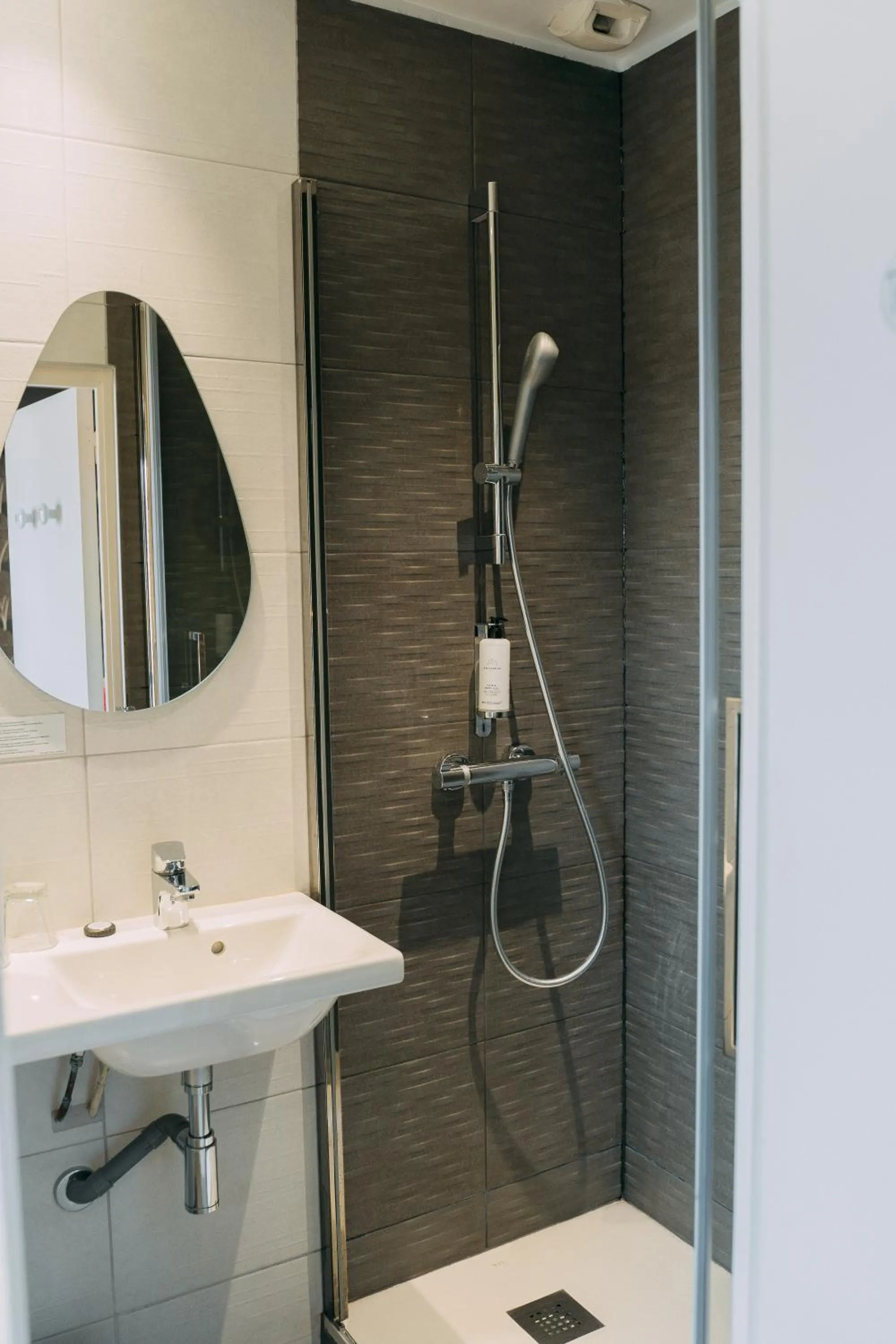 Bathroom in Hôtel Les Agapanthes-Logis Hôtel