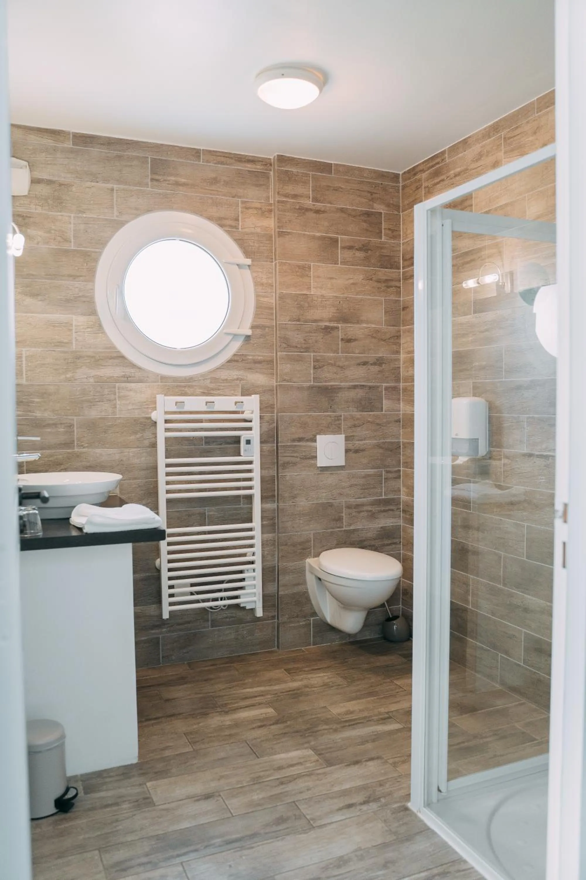 Shower in Hôtel Les Agapanthes-Logis Hôtel