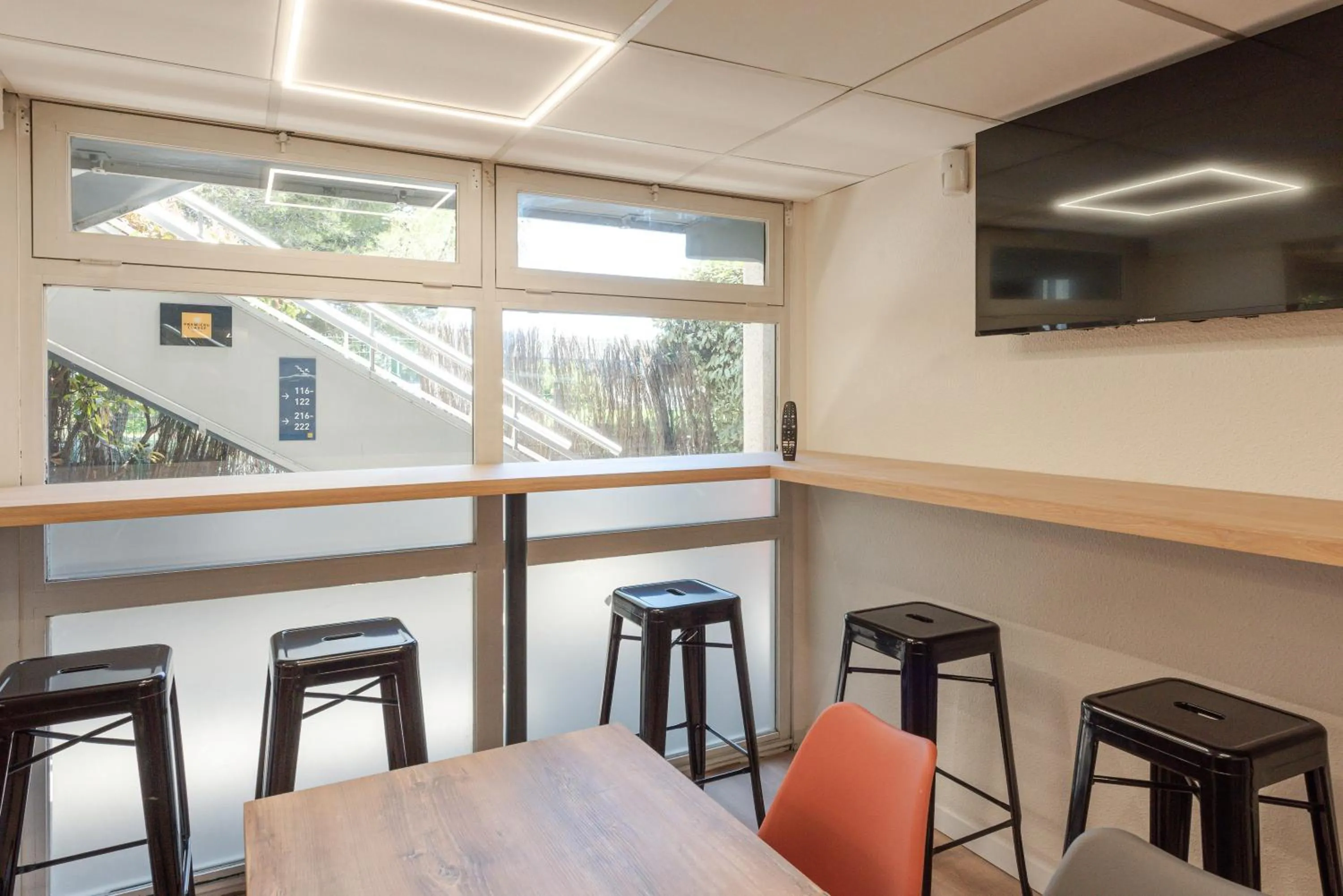 Seating area in Premiere Classe Toulon La Seyne-sur-Mer