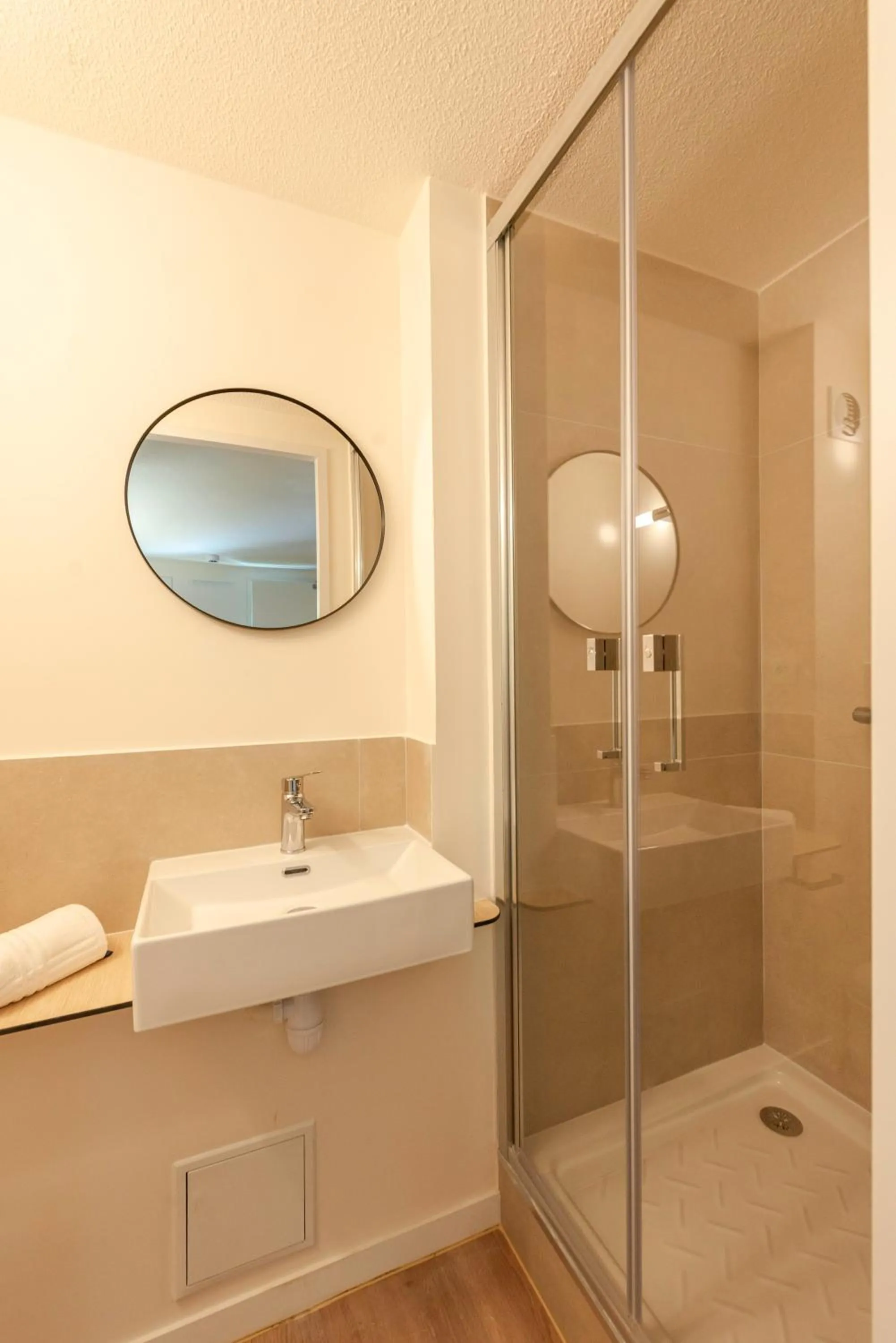 Shower in Premiere Classe Toulon La Seyne-sur-Mer