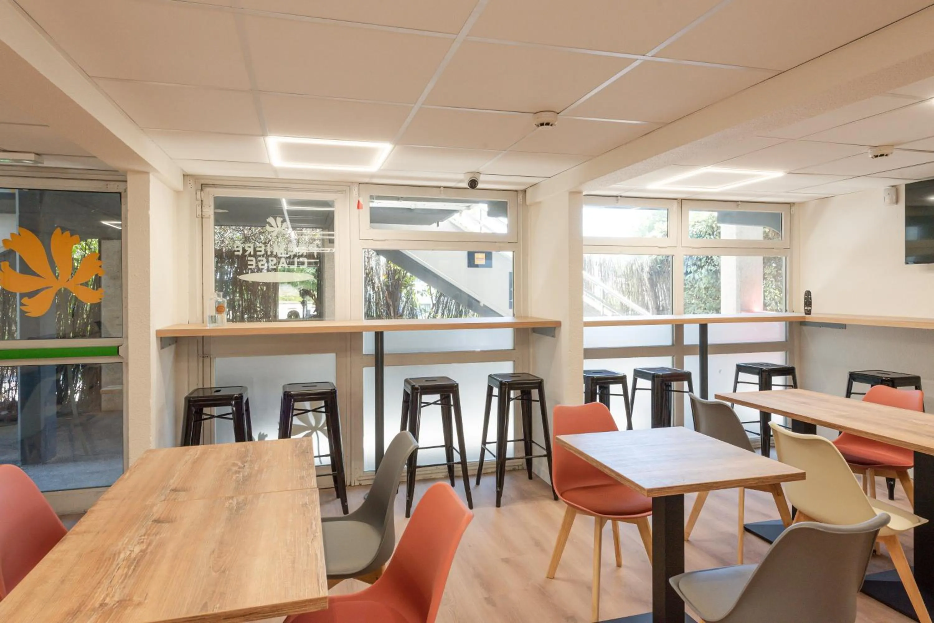 Communal lounge/ TV room in Premiere Classe Toulon La Seyne-sur-Mer