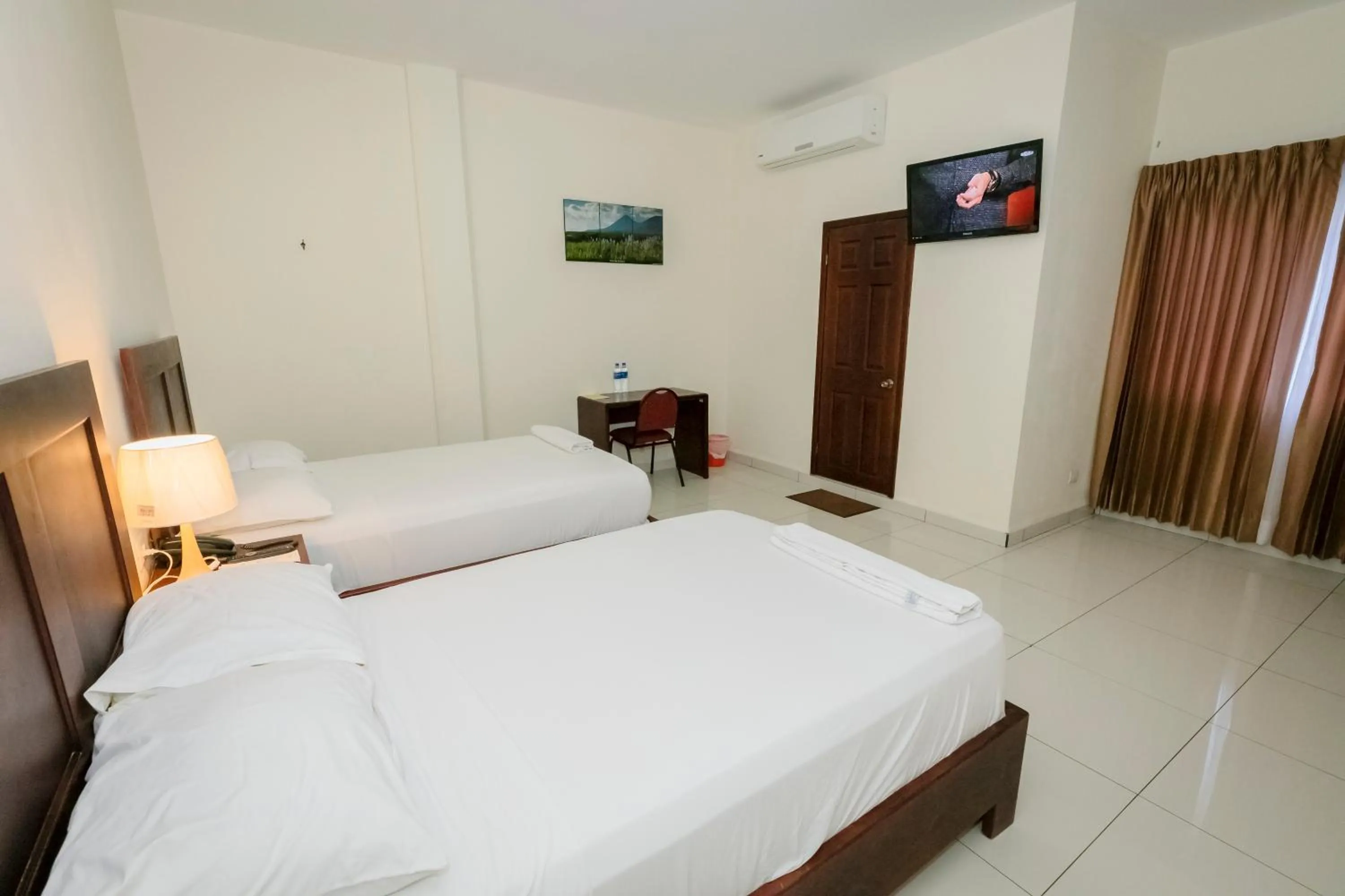 Bed in Hotel Mediterraneo Inn