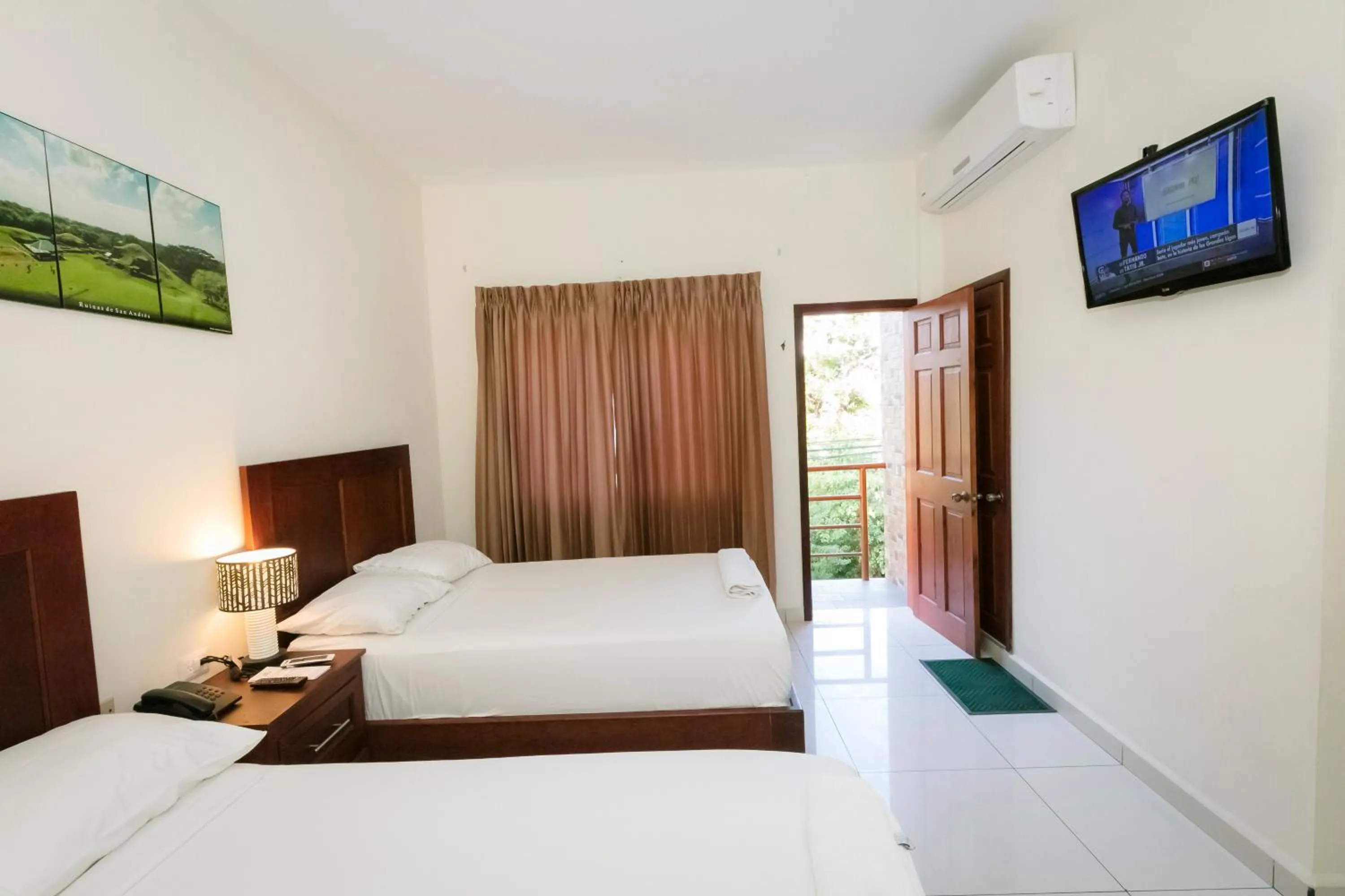 Bed in Hotel Mediterraneo Inn