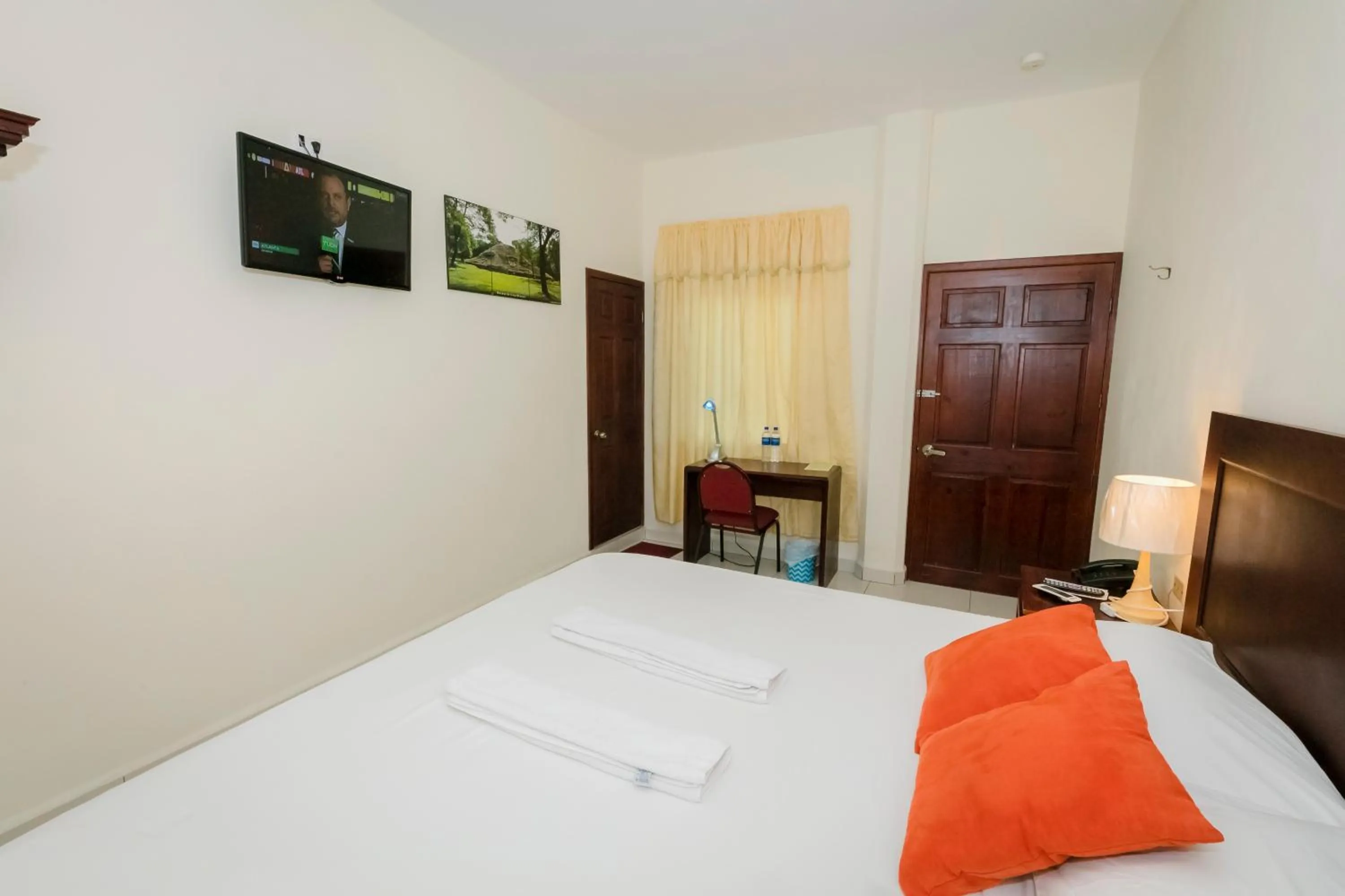 Bed in Hotel Mediterraneo Inn