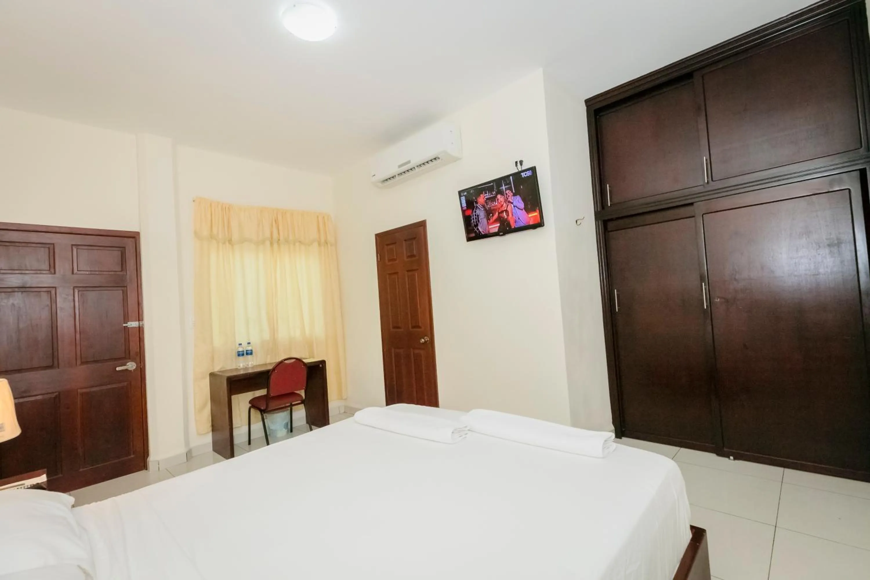 Bed in Hotel Mediterraneo Inn