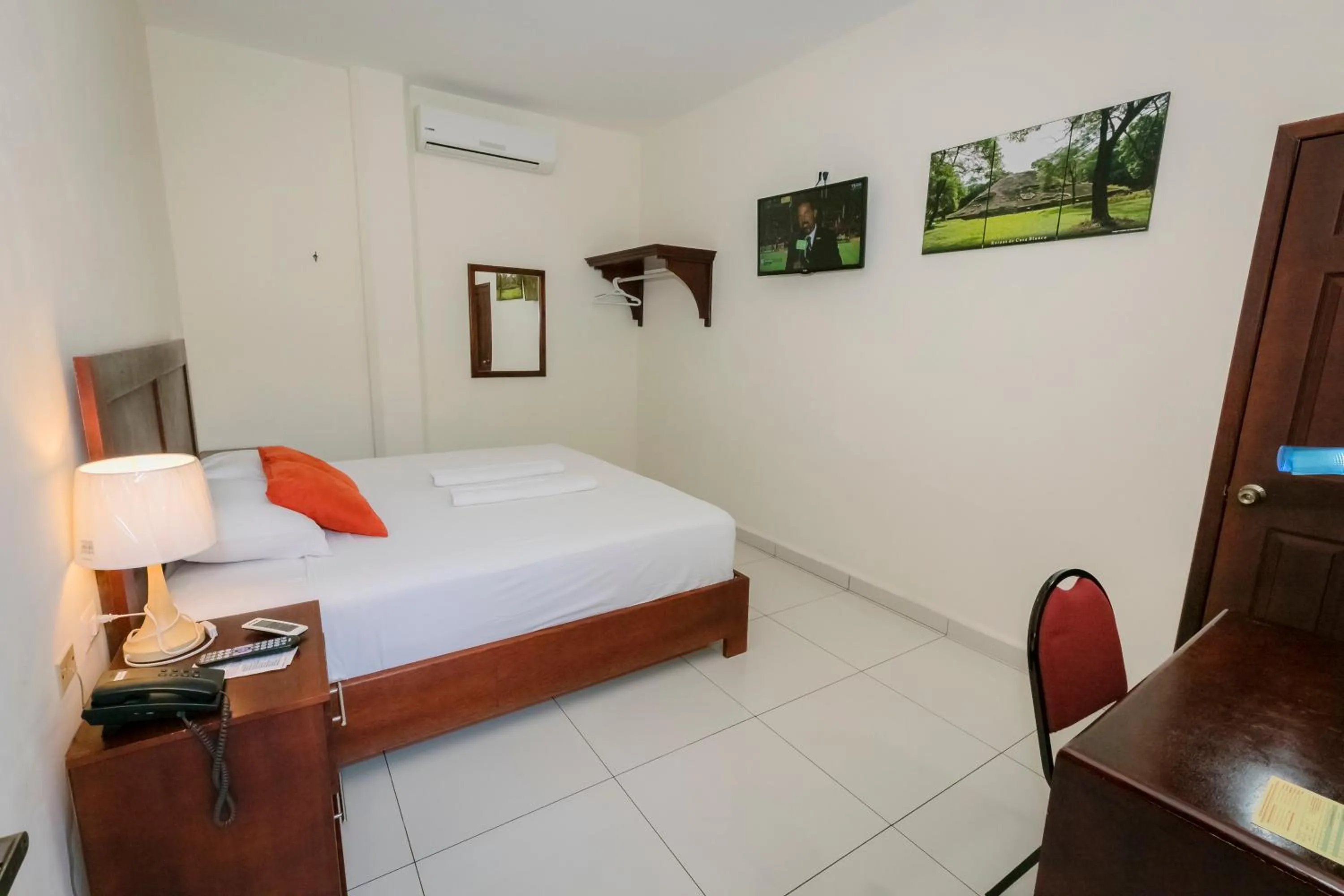 Bed in Hotel Mediterraneo Inn