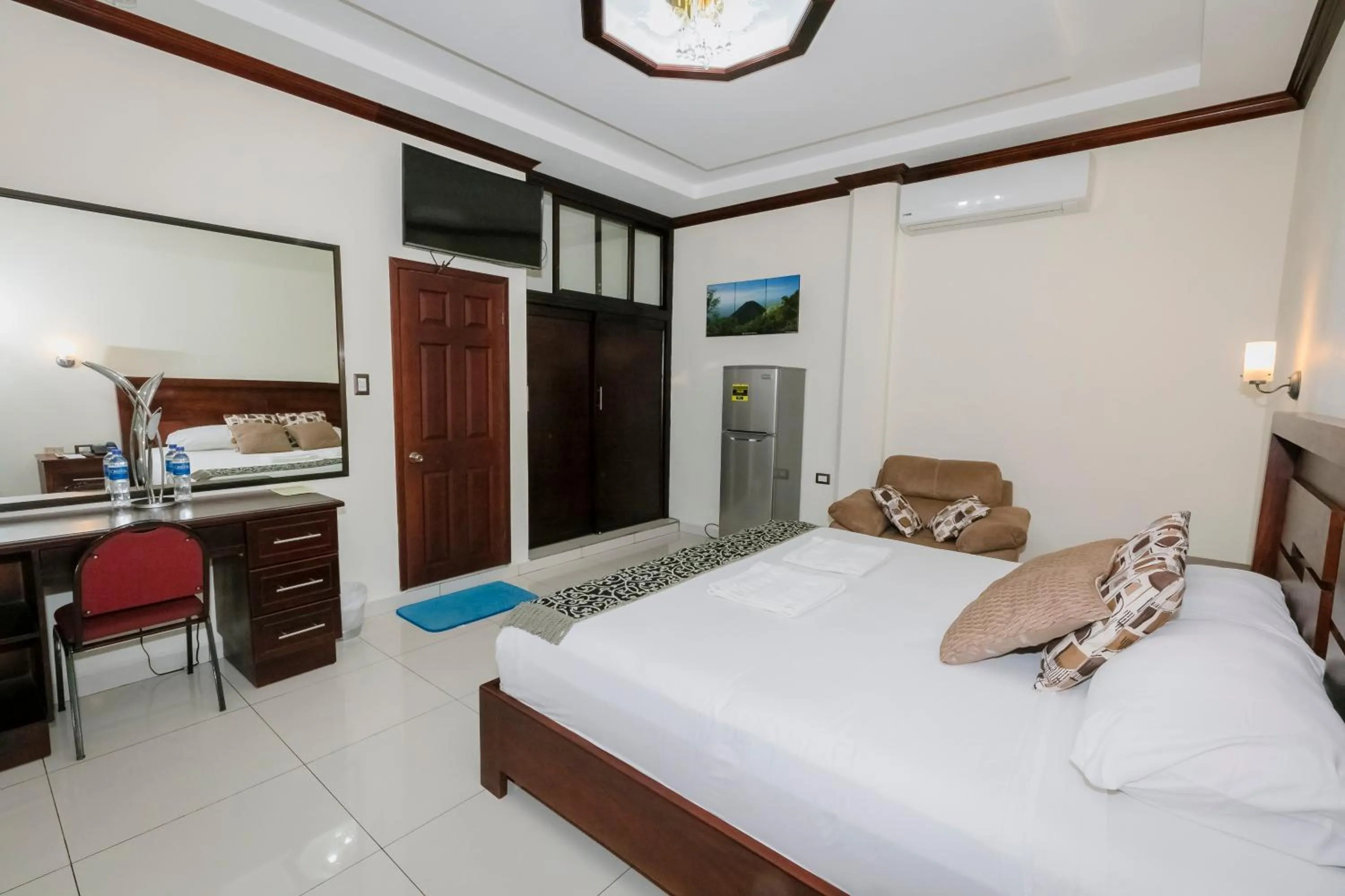 Bed in Hotel Mediterraneo Inn