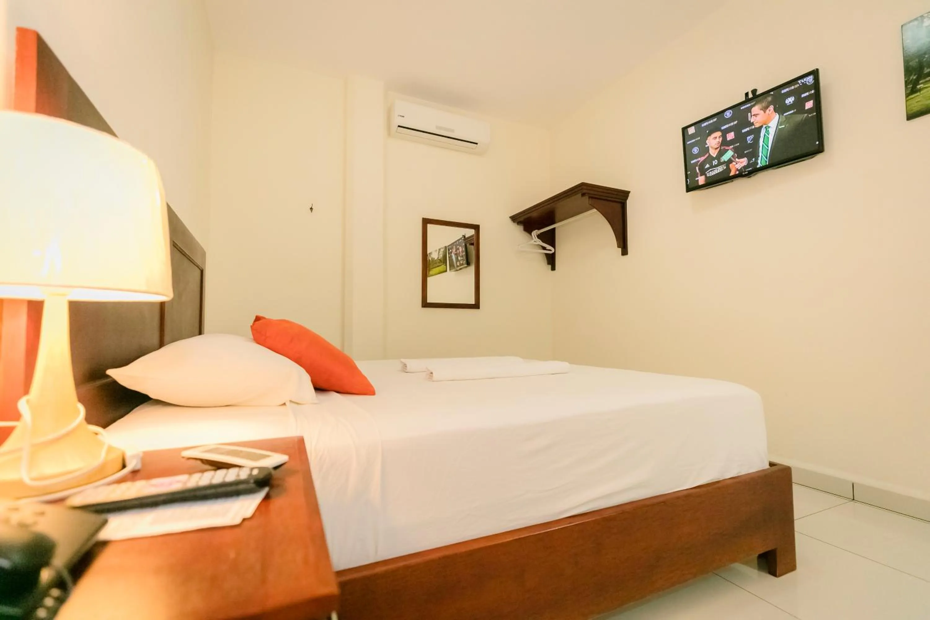 Bed in Hotel Mediterraneo Inn