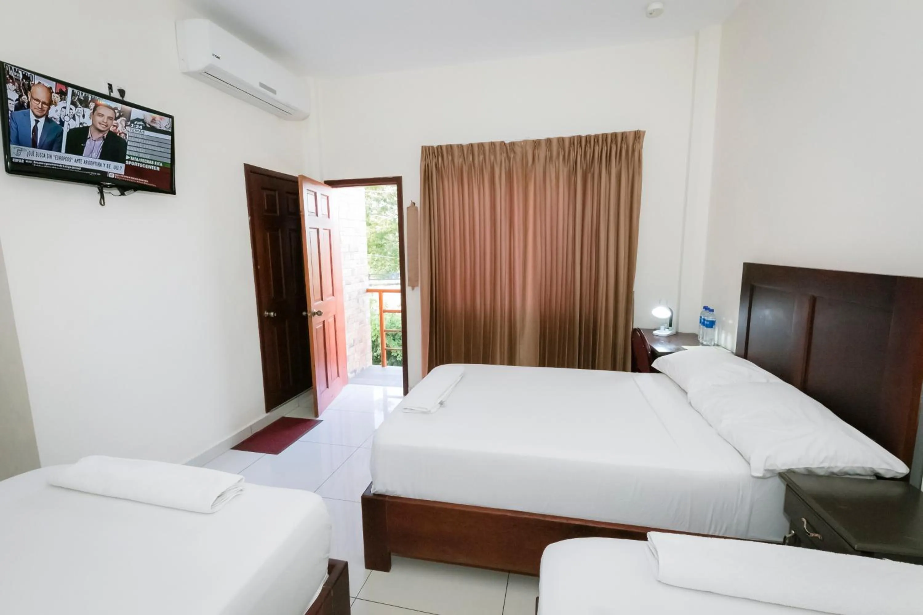 Bed in Hotel Mediterraneo Inn