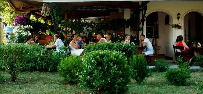 Restaurant/places to eat in Arkadia Guest House