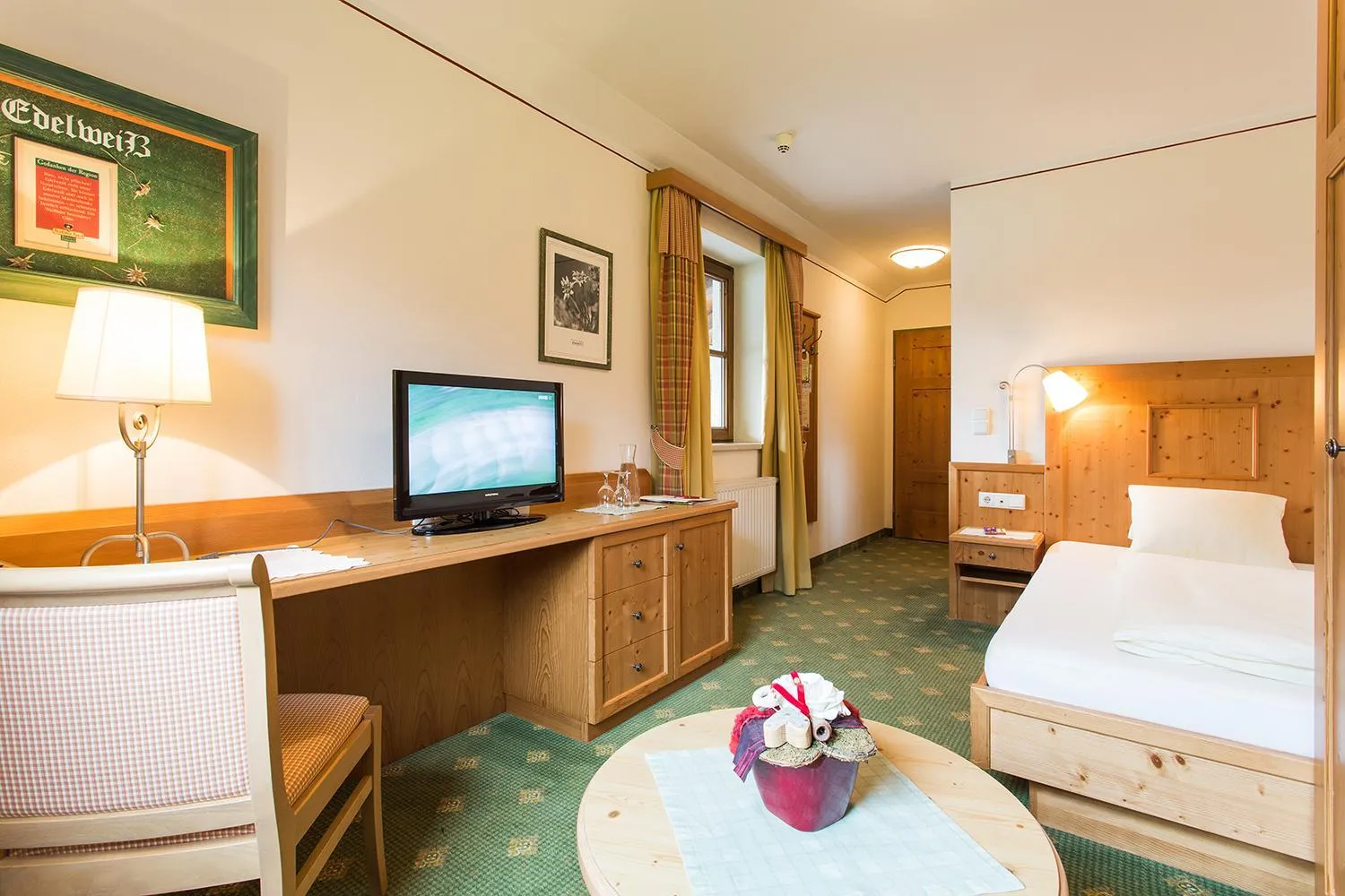 Staff, Bed in Alpenrast Tyrol