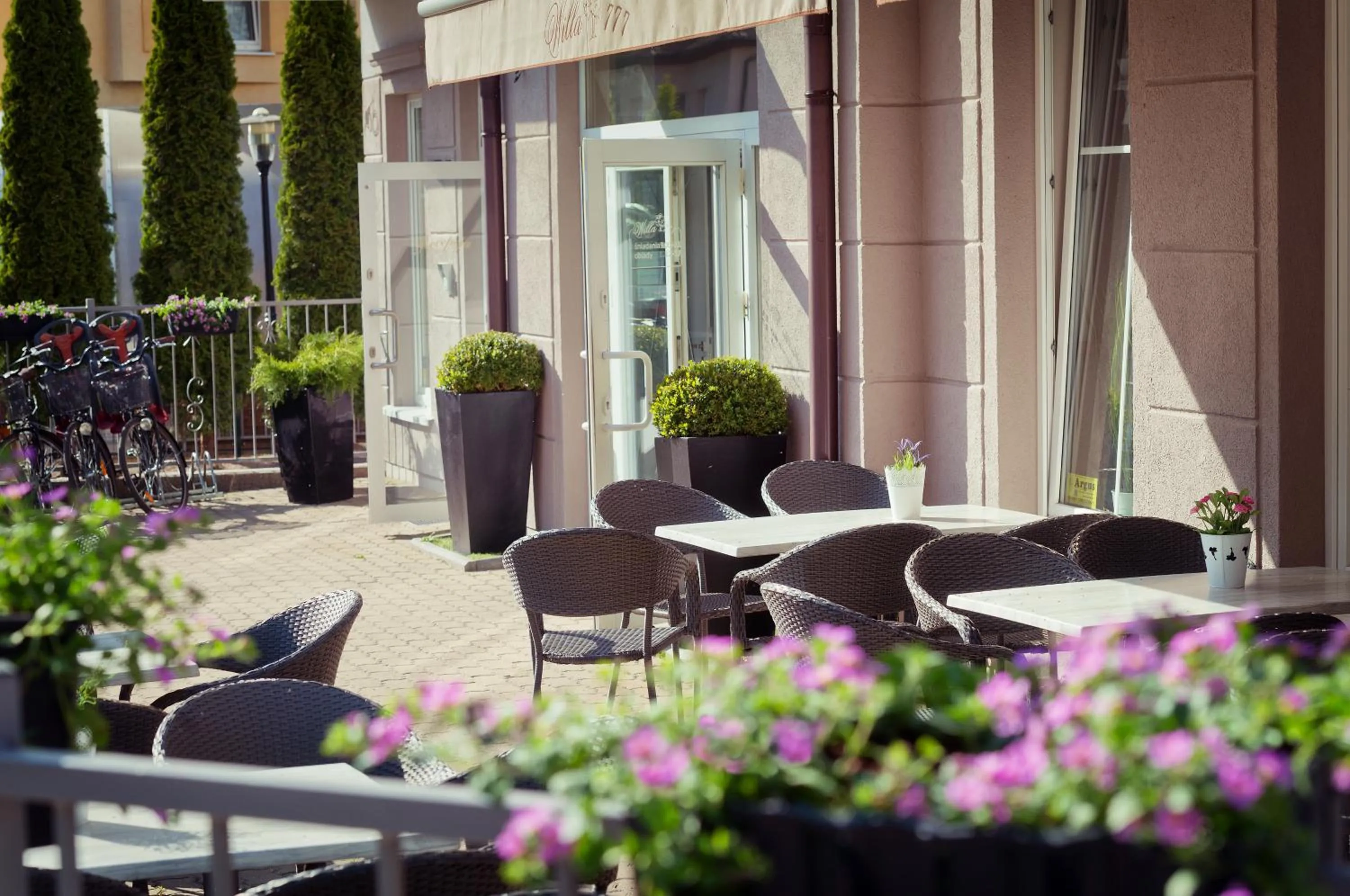 Restaurant/places to eat in Willa 777 Krasickiego