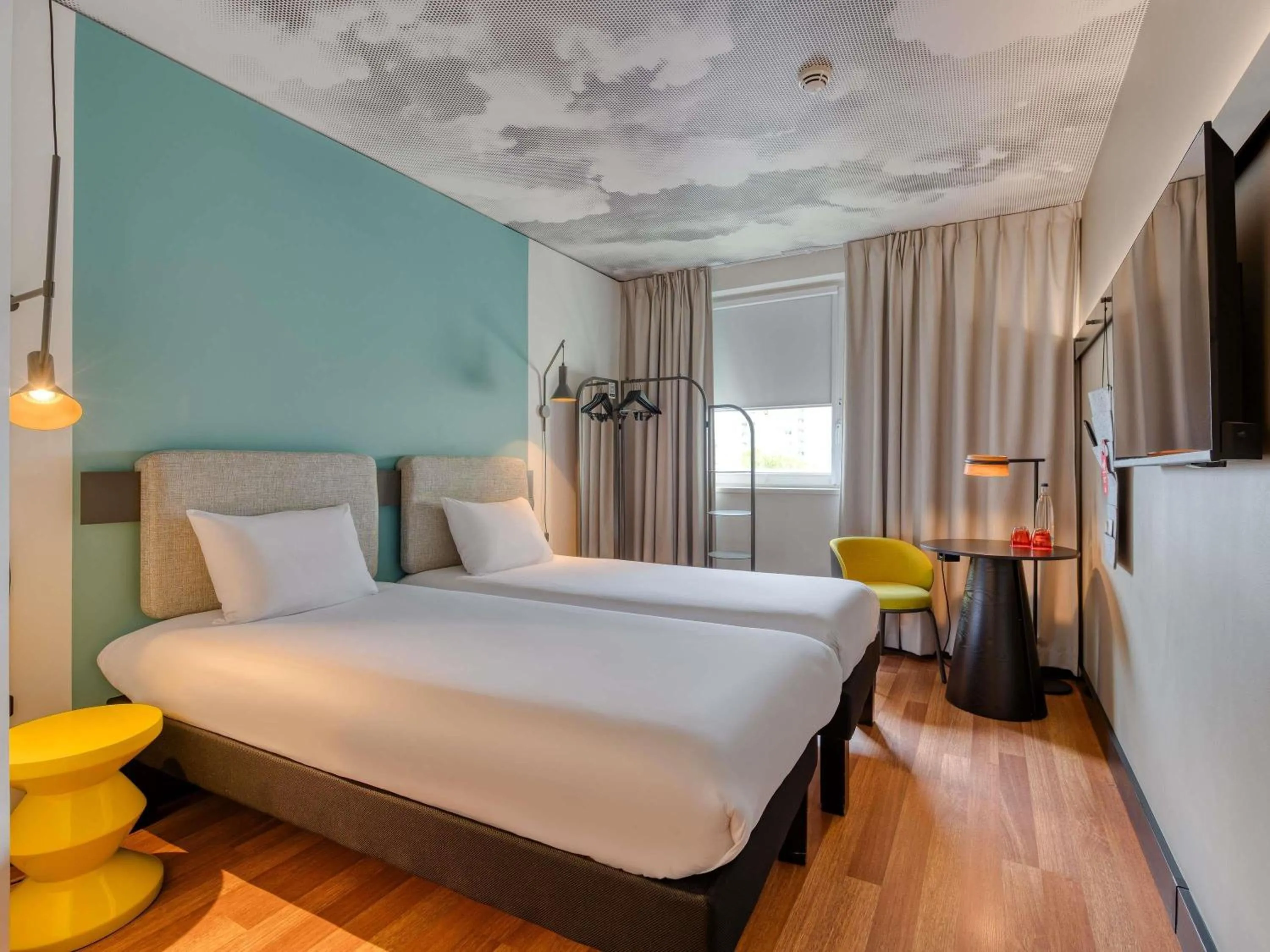 Property building, Bed in ibis Berlin Kurfuerstendamm - neu renoviert