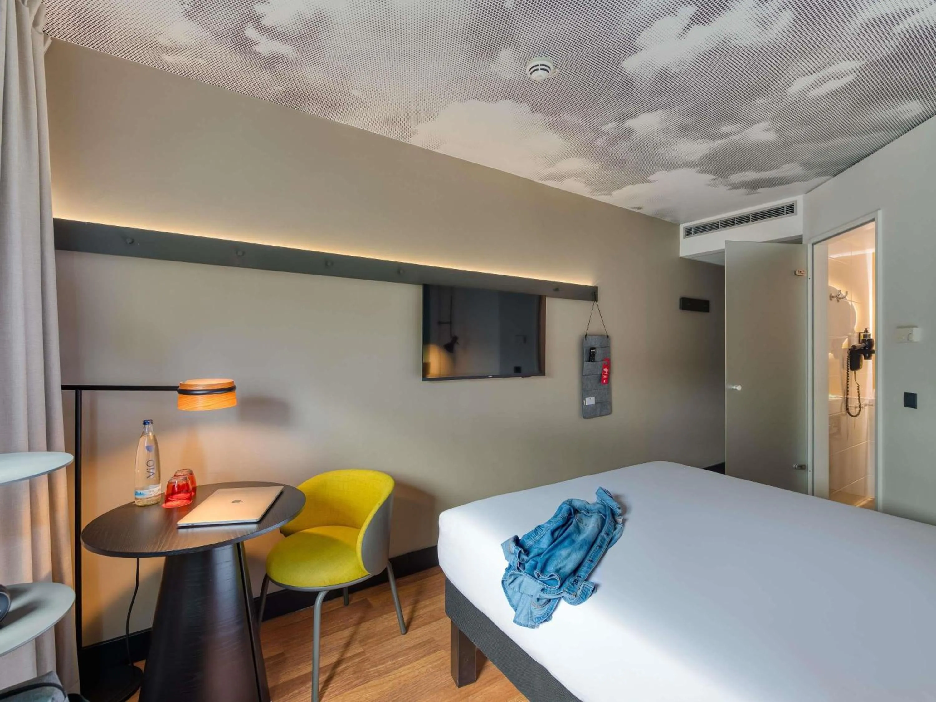 Bedroom, Bed in ibis Berlin Kurfuerstendamm - neu renoviert