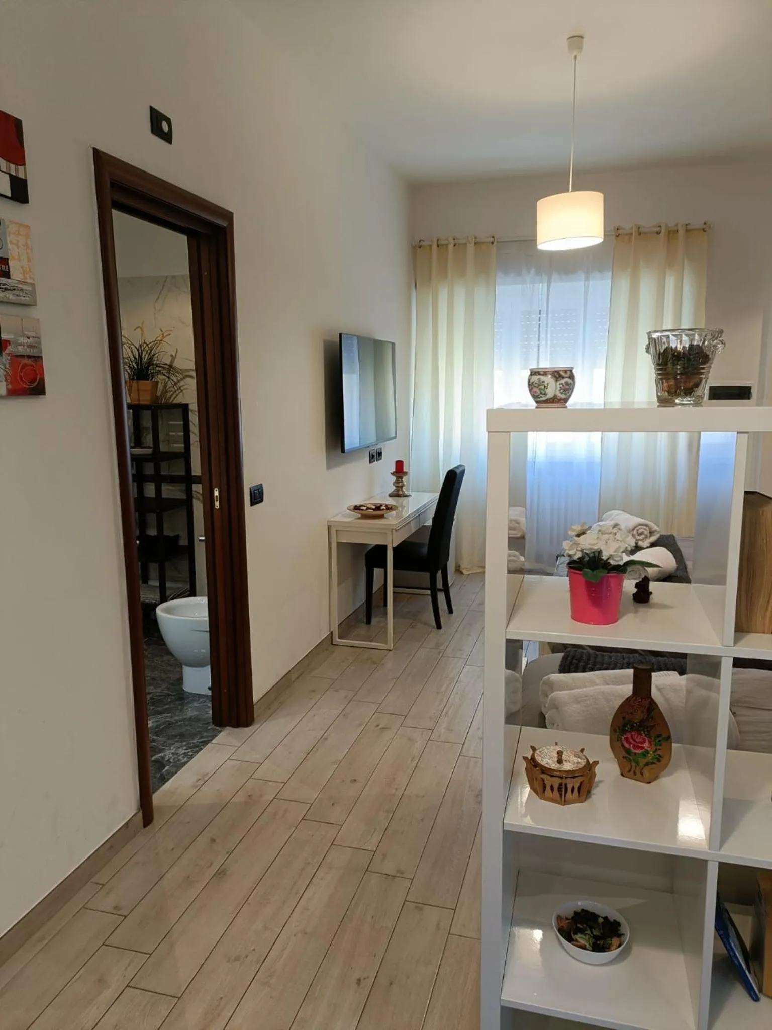 Photo of the whole room in Vatican Break Home