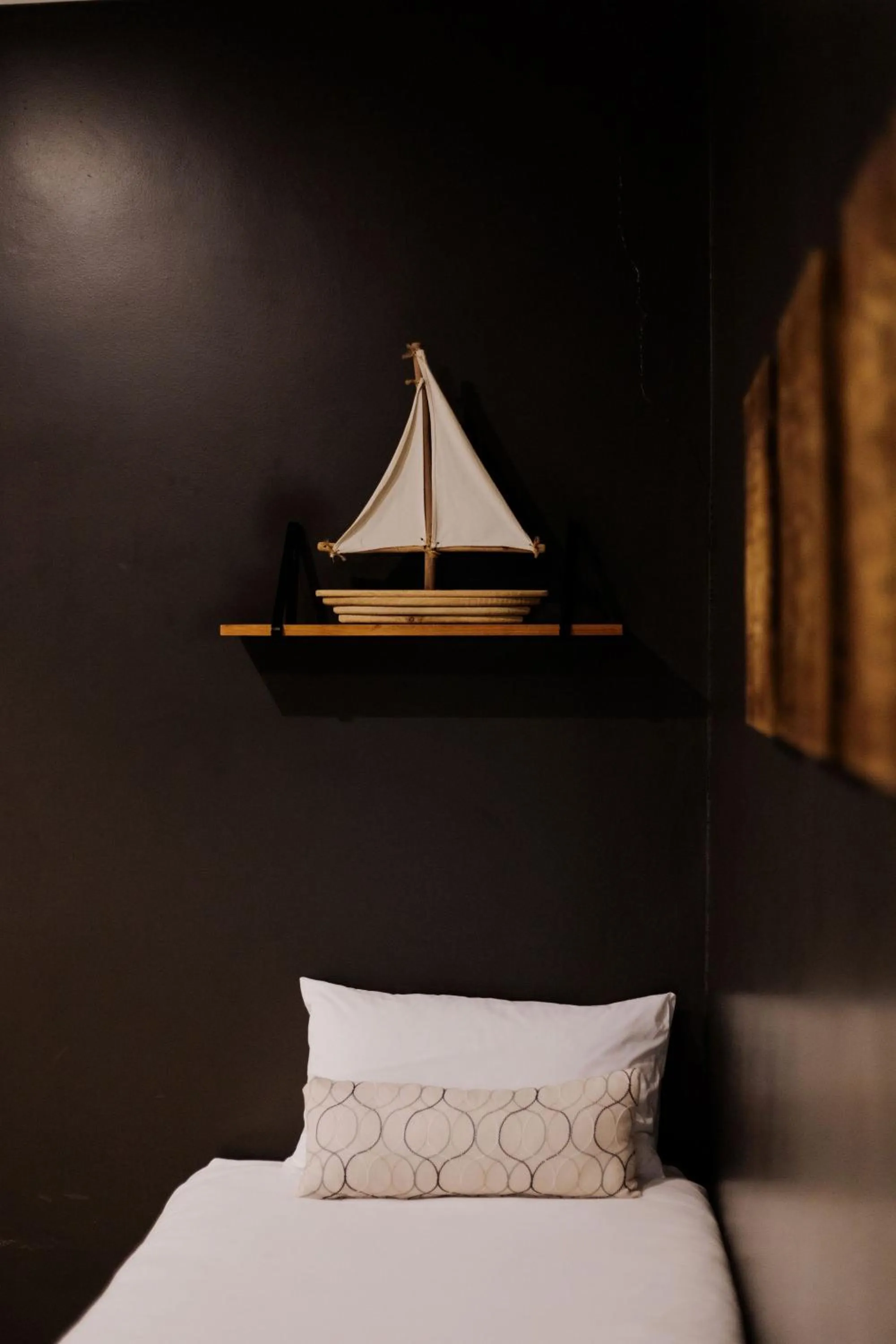 Decorative detail, Bed in iGwalagwala Guest House