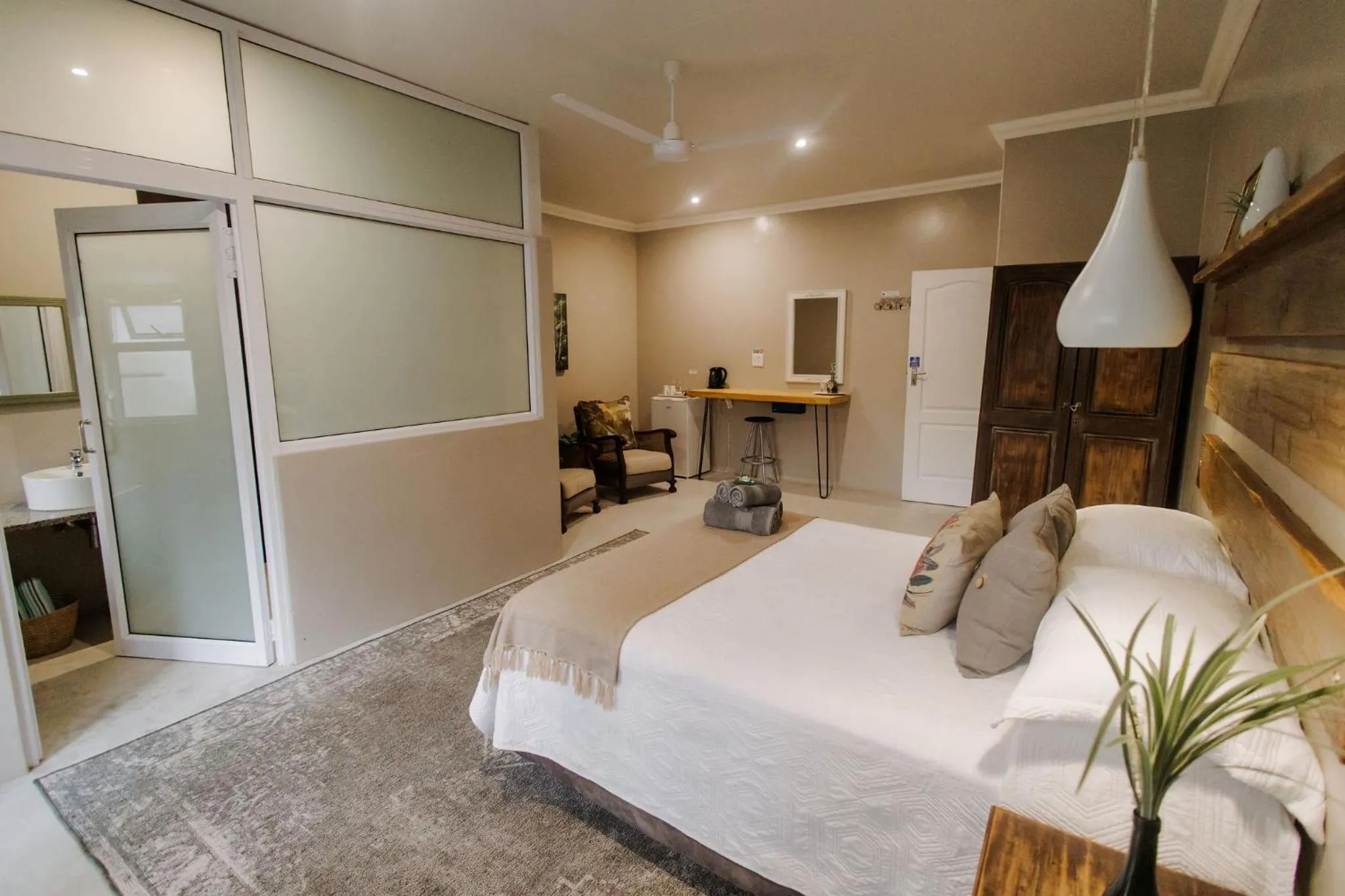 Photo of the whole room, Bed in iGwalagwala Guest House