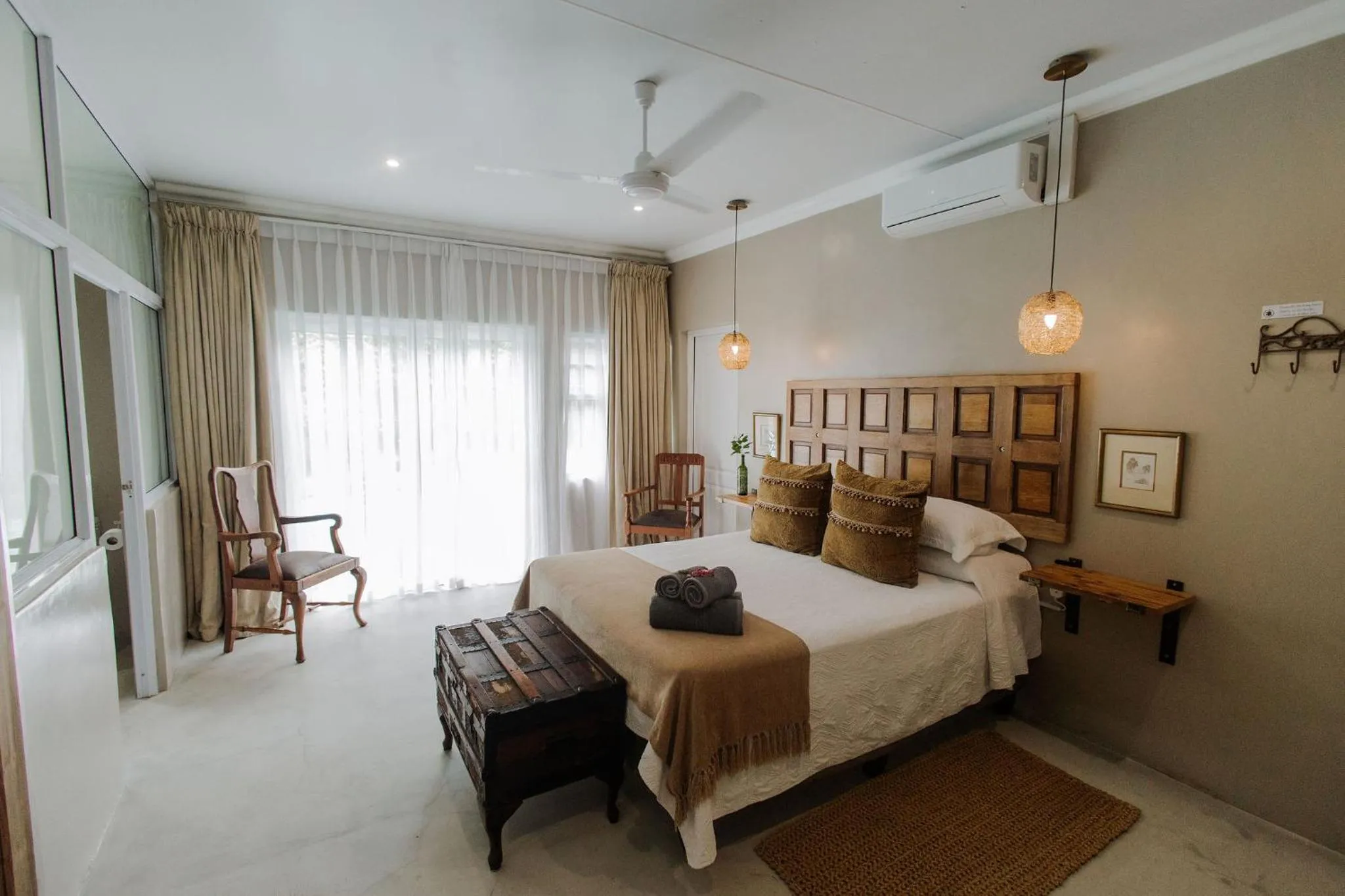 Photo of the whole room, Bed in iGwalagwala Guest House