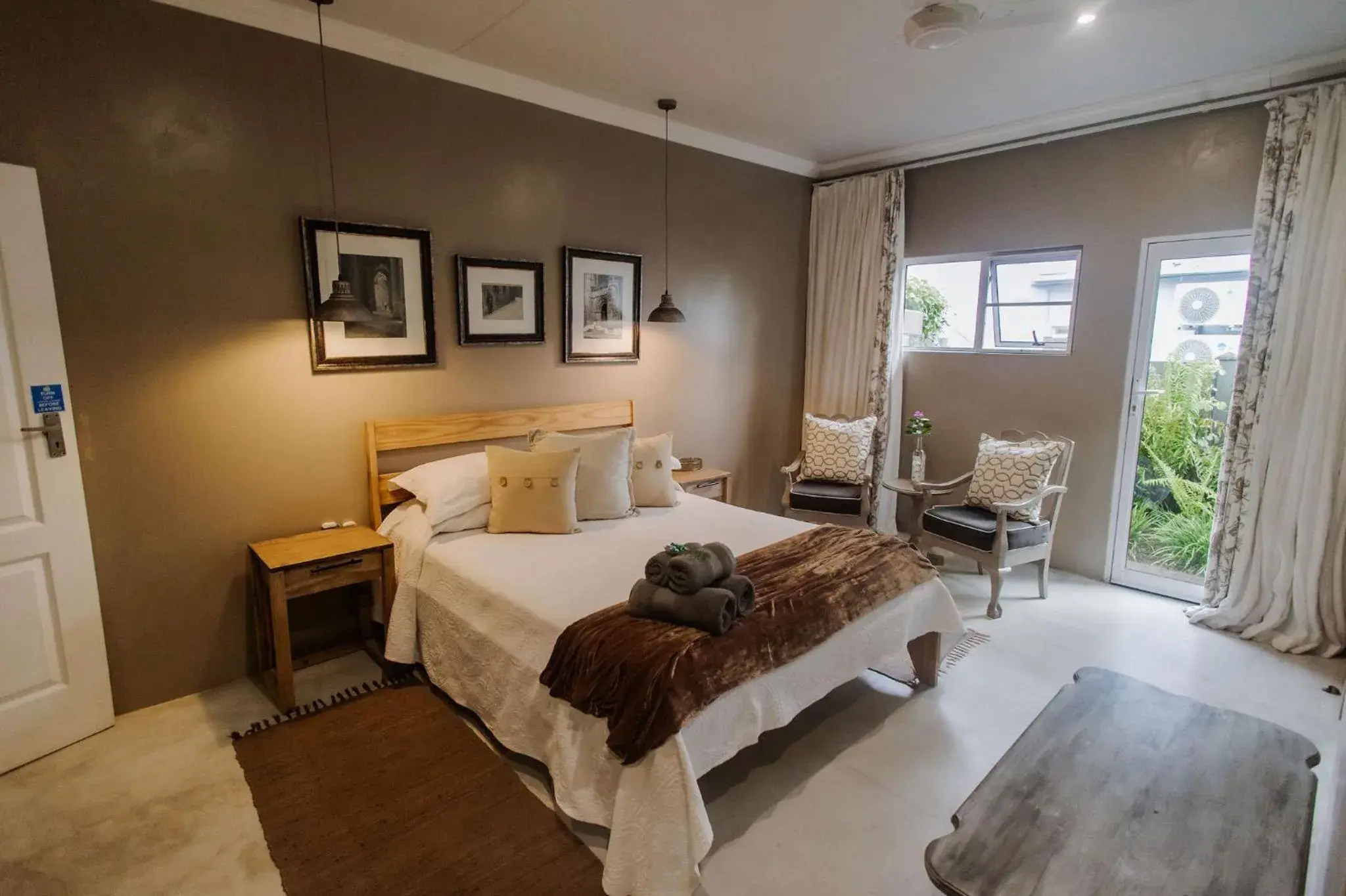 Standard Queen Room - single occupancy in iGwalagwala Guest House Standard Queen Room - single occupancy in iGwalagwala Guest House