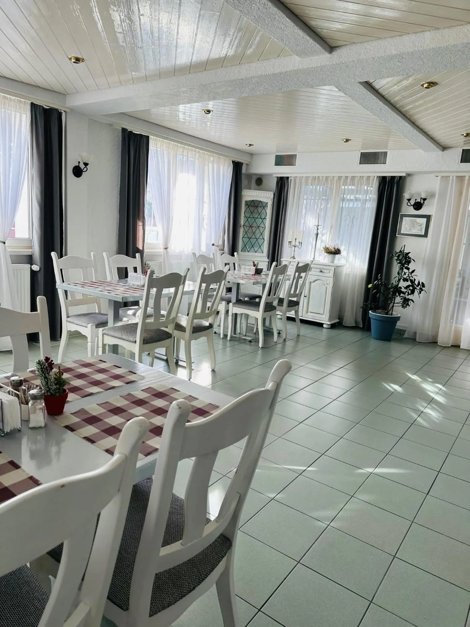 Restaurant/places to eat in Villa Helvetia