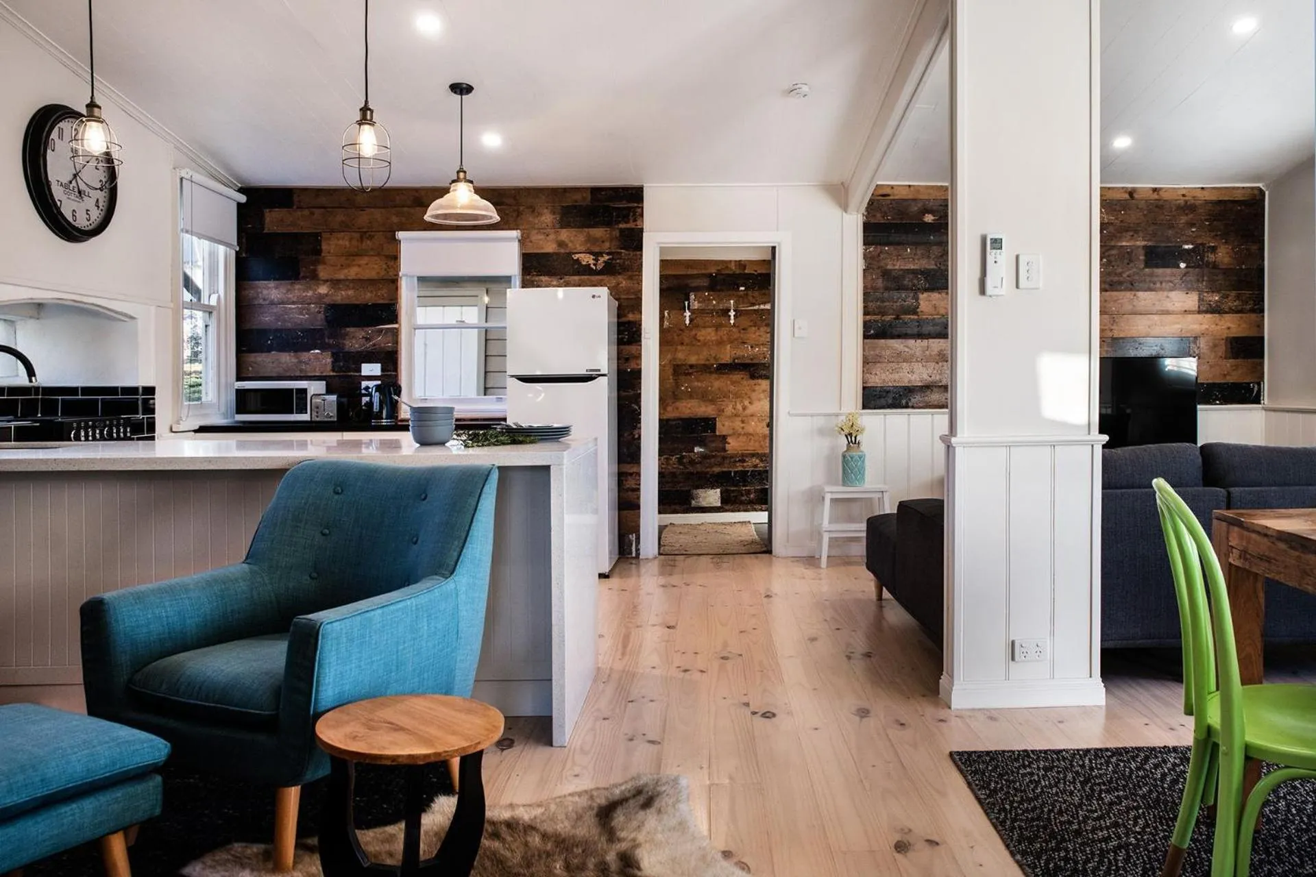 Kitchen or kitchenette in Table Hill Cottage - dog friendly retreat