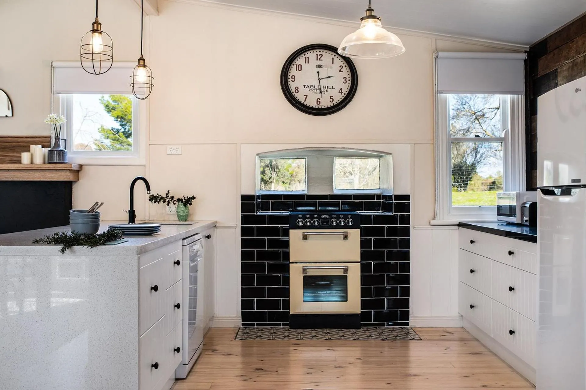 Kitchen or kitchenette in Table Hill Cottage - dog friendly retreat