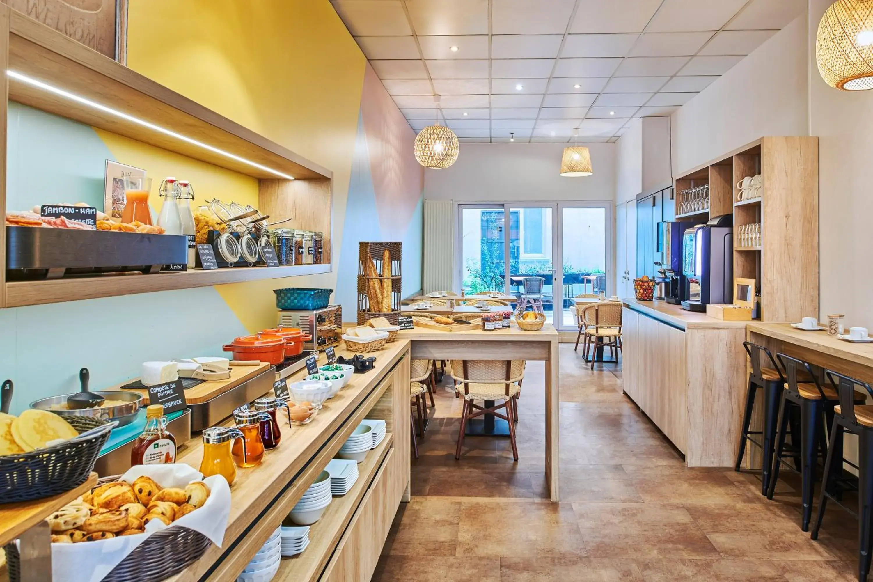 Breakfast in Hôtel Kabanel by Happyculture Breakfast in Hôtel Kabanel by Happyculture