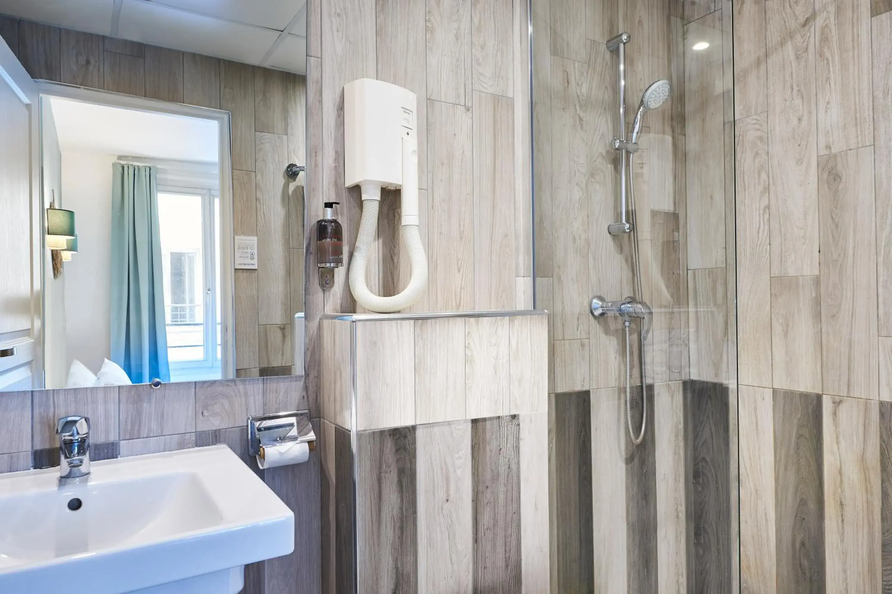 Bathroom in Hôtel Kabanel by Happyculture Bathroom in Hôtel Kabanel by Happyculture