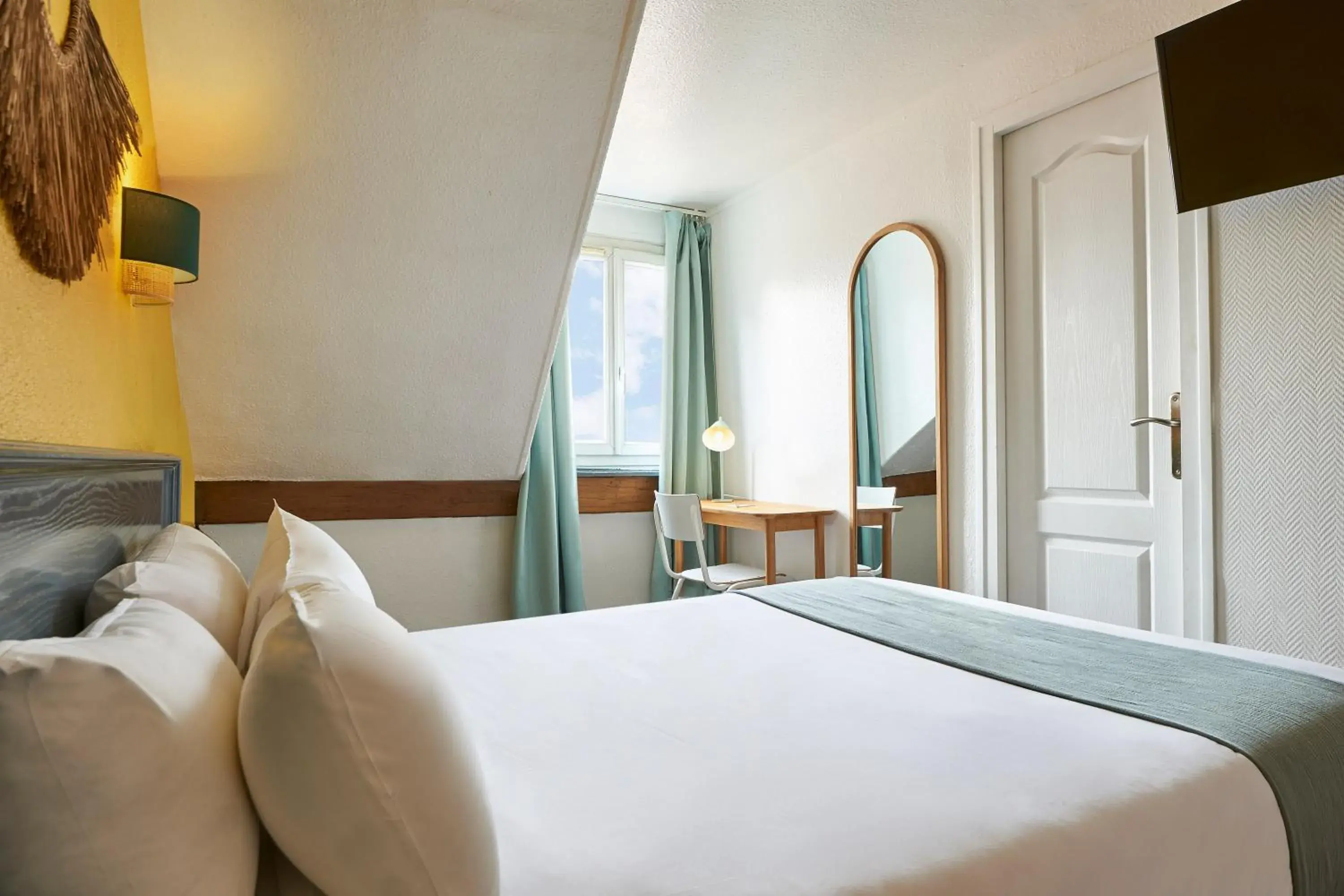 Bed in Hôtel Kabanel by Happyculture Bed in Hôtel Kabanel by Happyculture