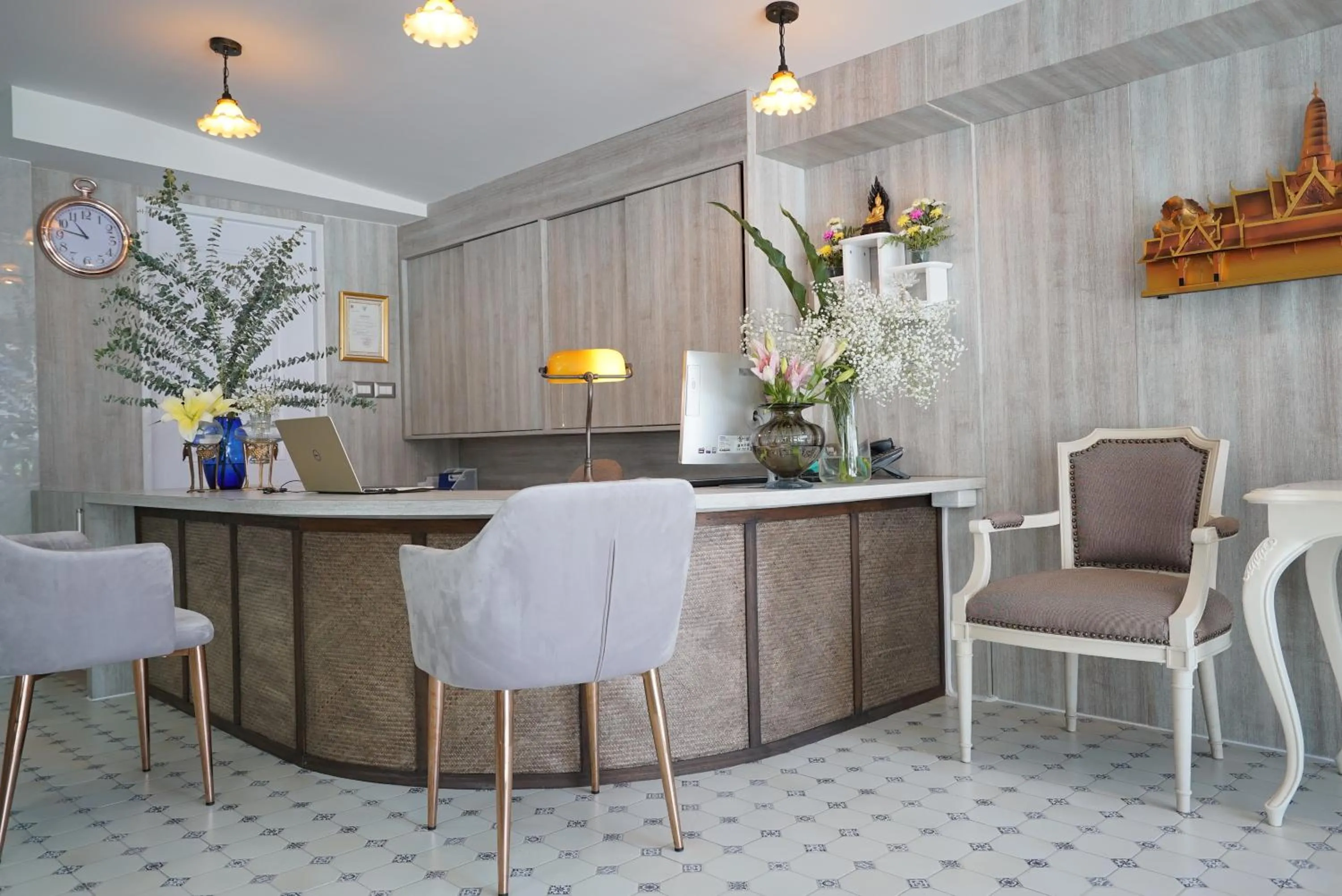 Restaurant/places to eat in The Qube fifty Hotel