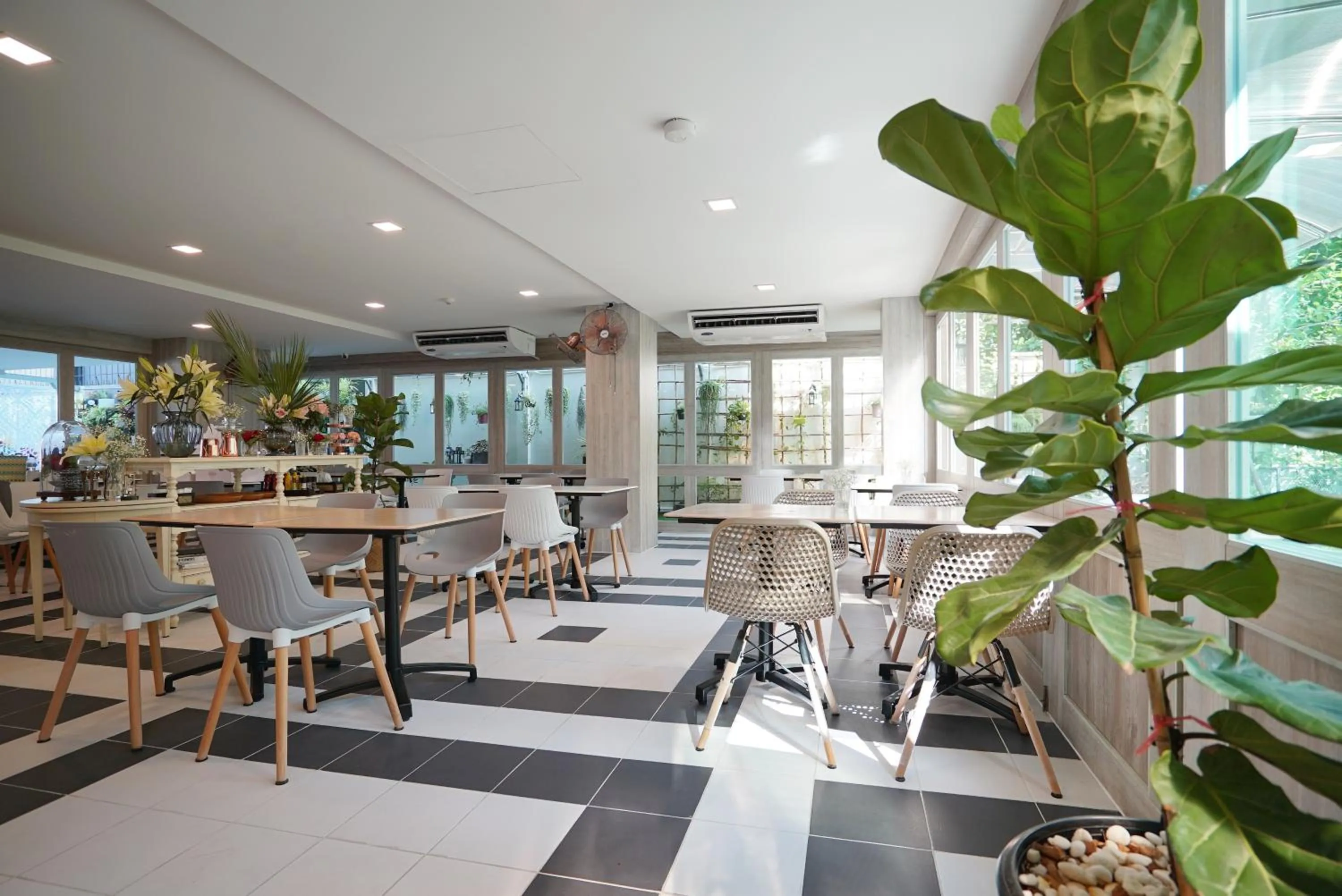 Restaurant/places to eat in The Qube fifty Hotel