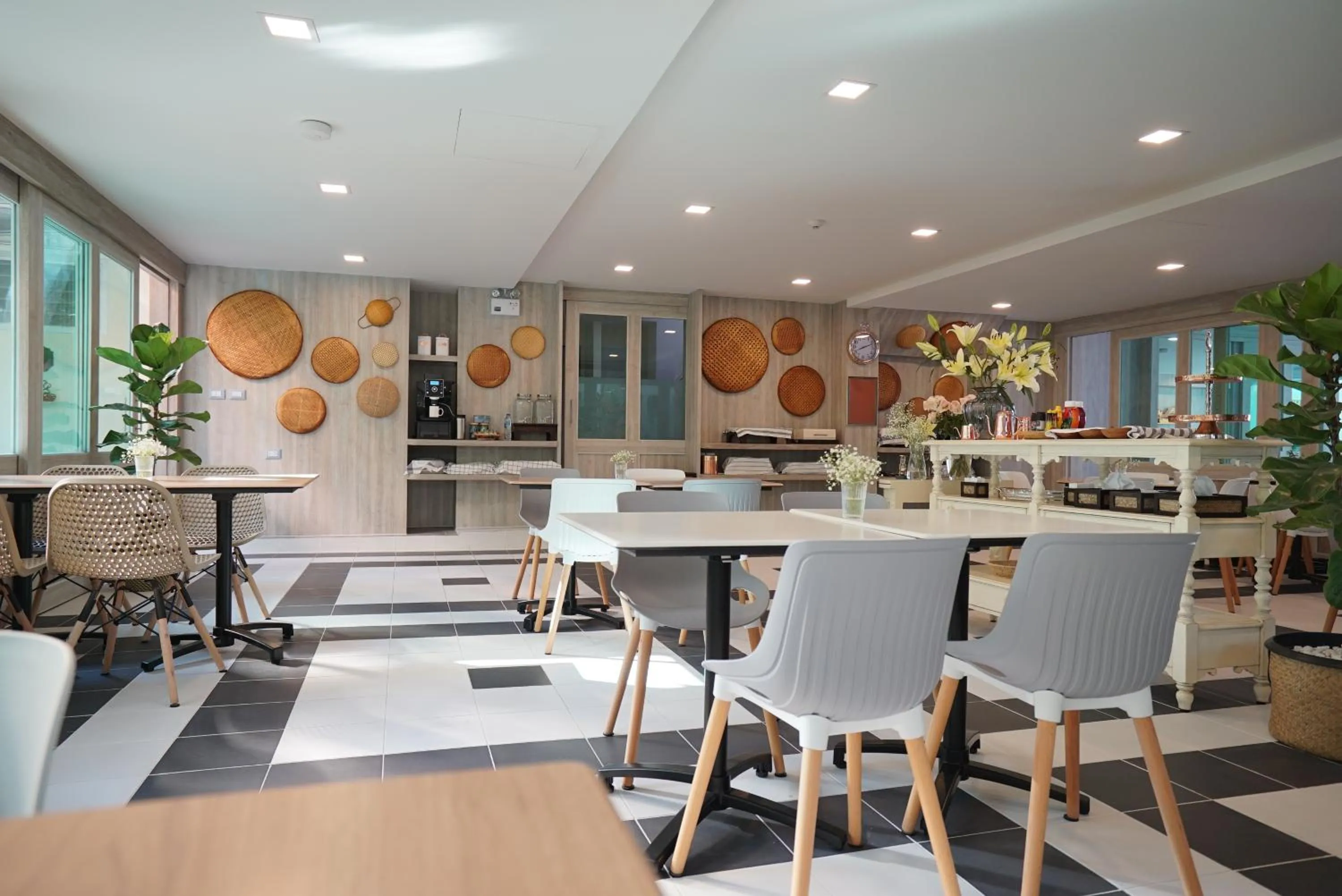 Restaurant/places to eat in The Qube fifty Hotel