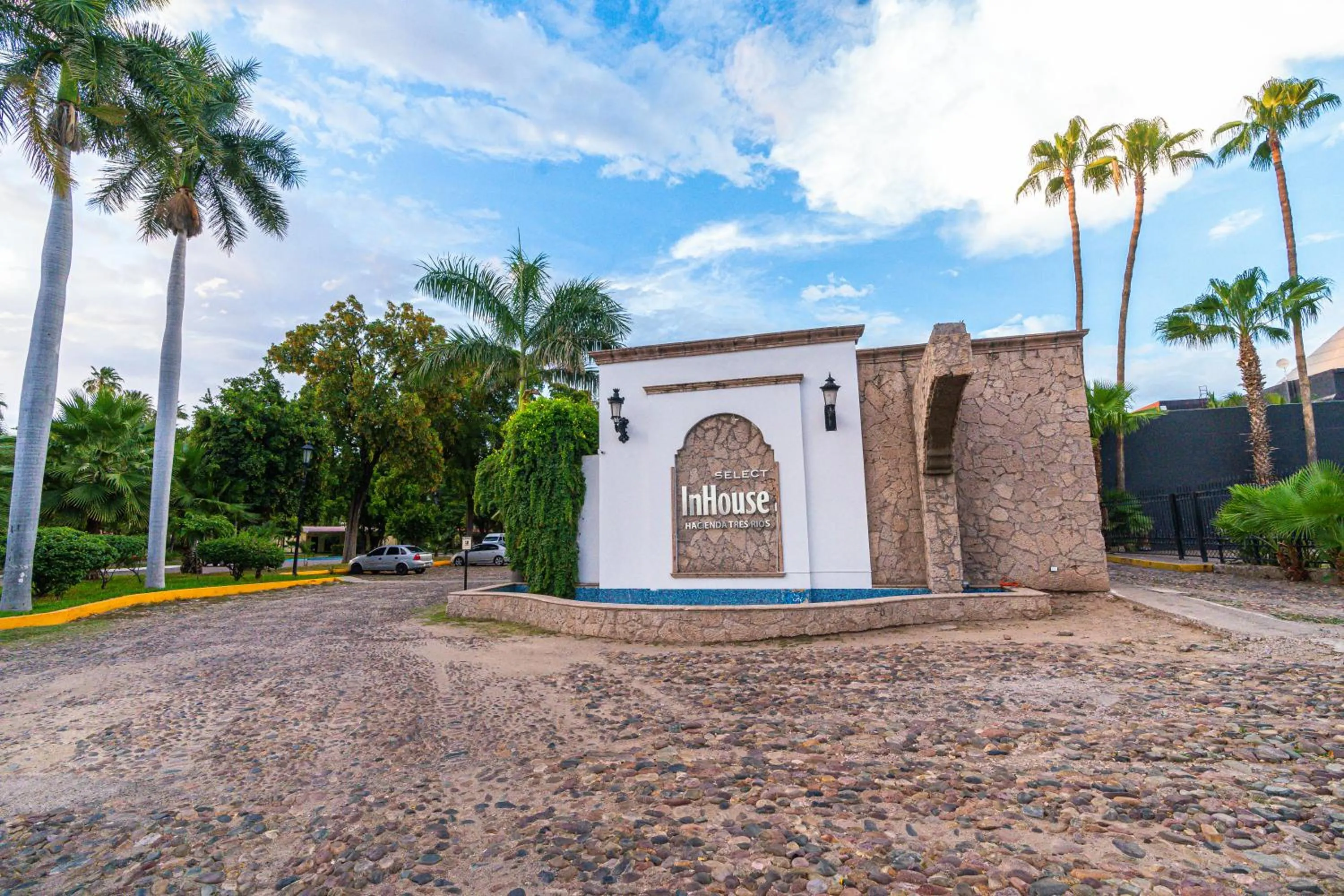 Facade/entrance in InHouse Select Hacienda Tres Rios Hotel Culiacán