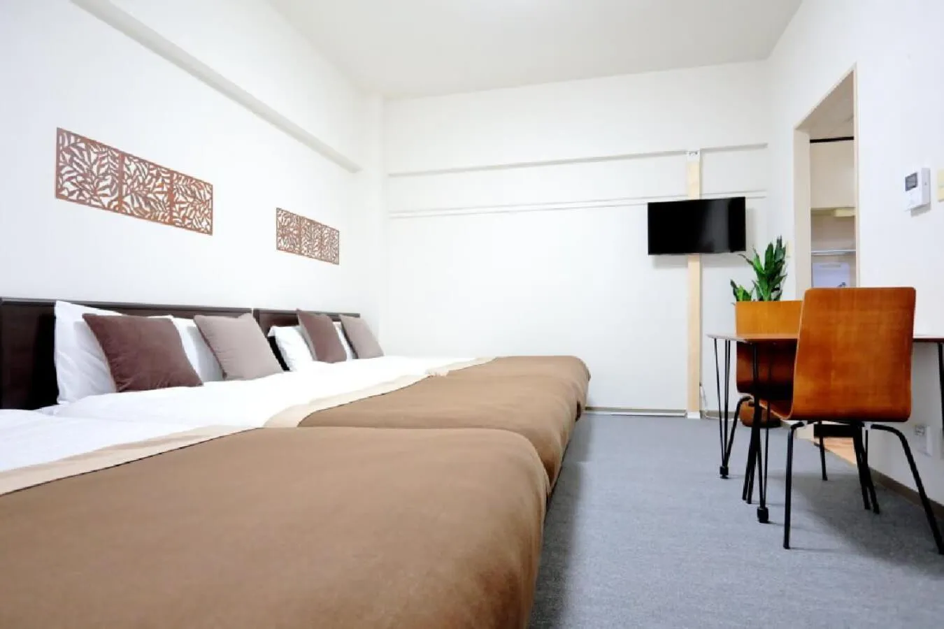 Photo of the whole room, Bed in Mansion Pasture TSUKISAMU Fukuzumi