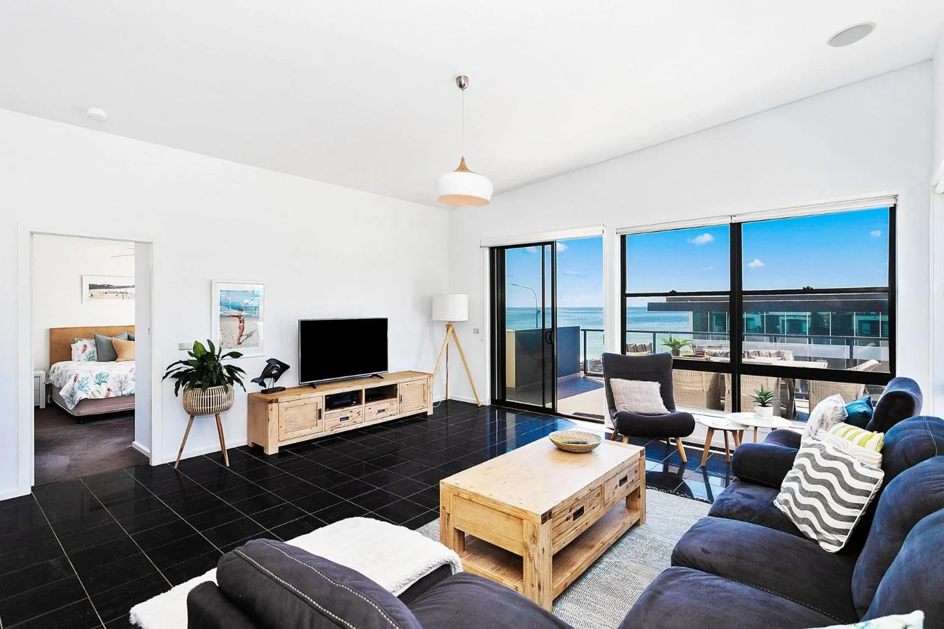 Communal lounge/ TV room in Mollymook Luxury Beachfront Apartment 10